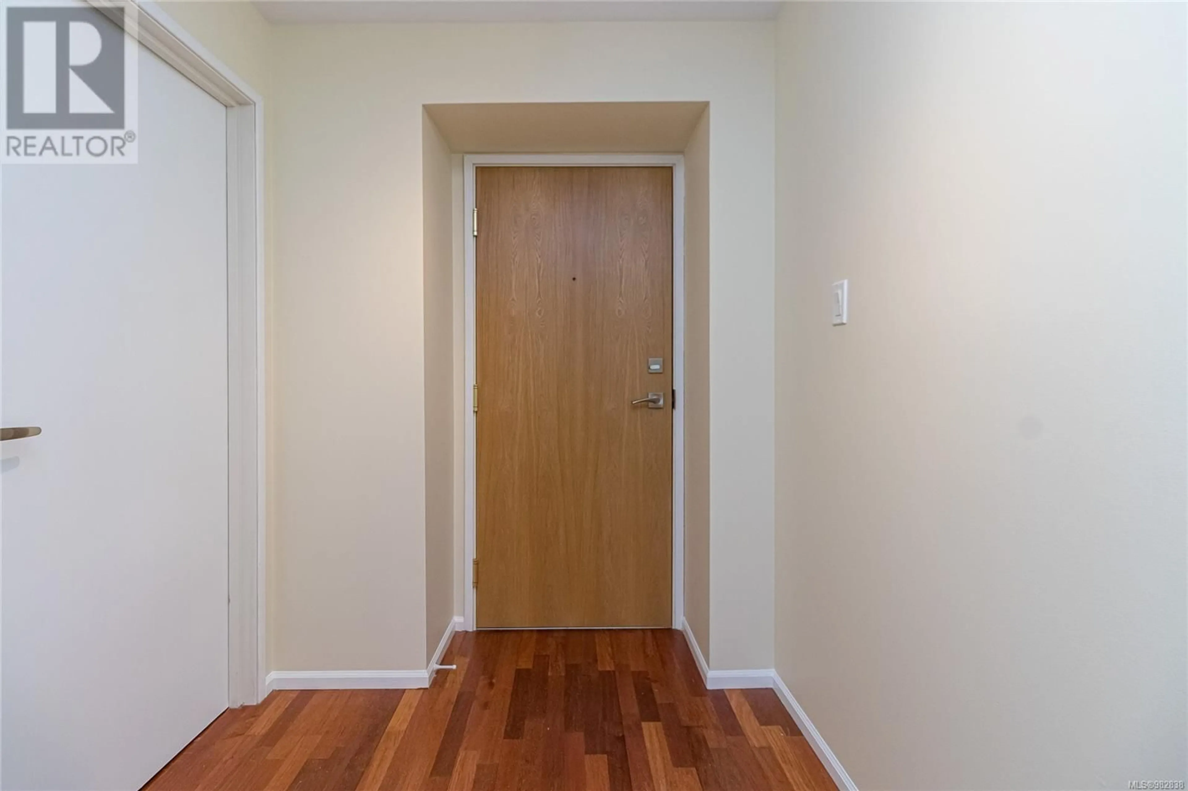 Indoor entryway, wood floors for 204 1010 View St, Victoria British Columbia V8V4Y3