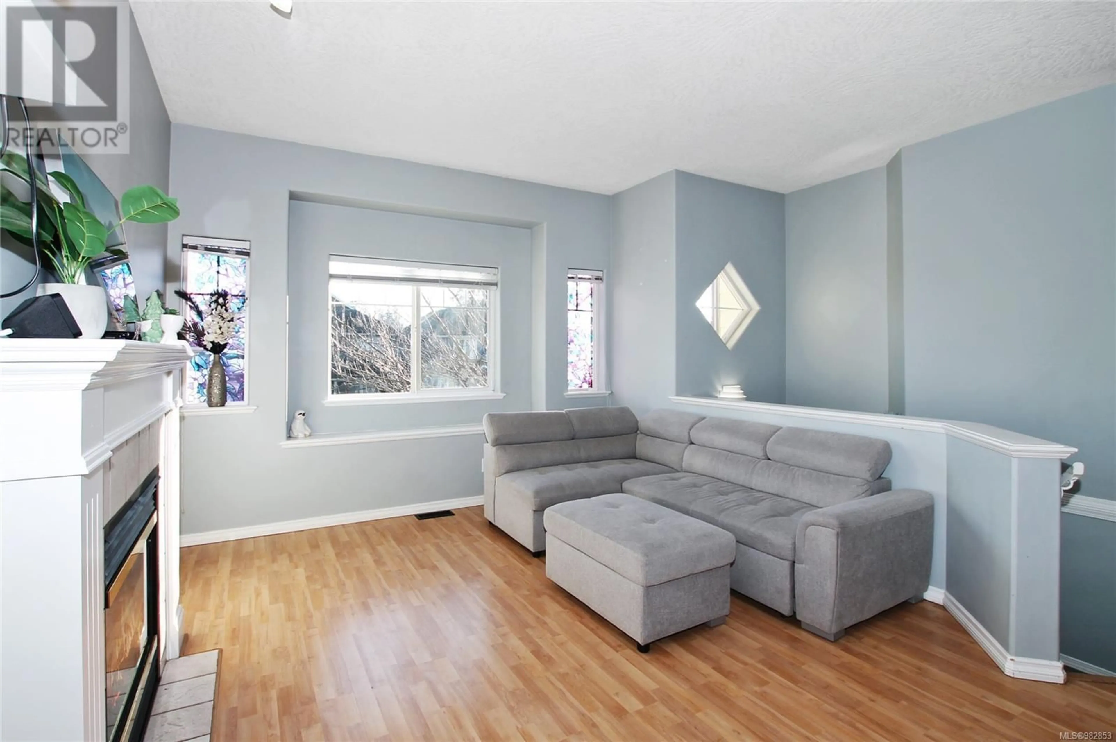 Living room, wood floors for 682 Sunshine Terr, Langford British Columbia V9B6A3