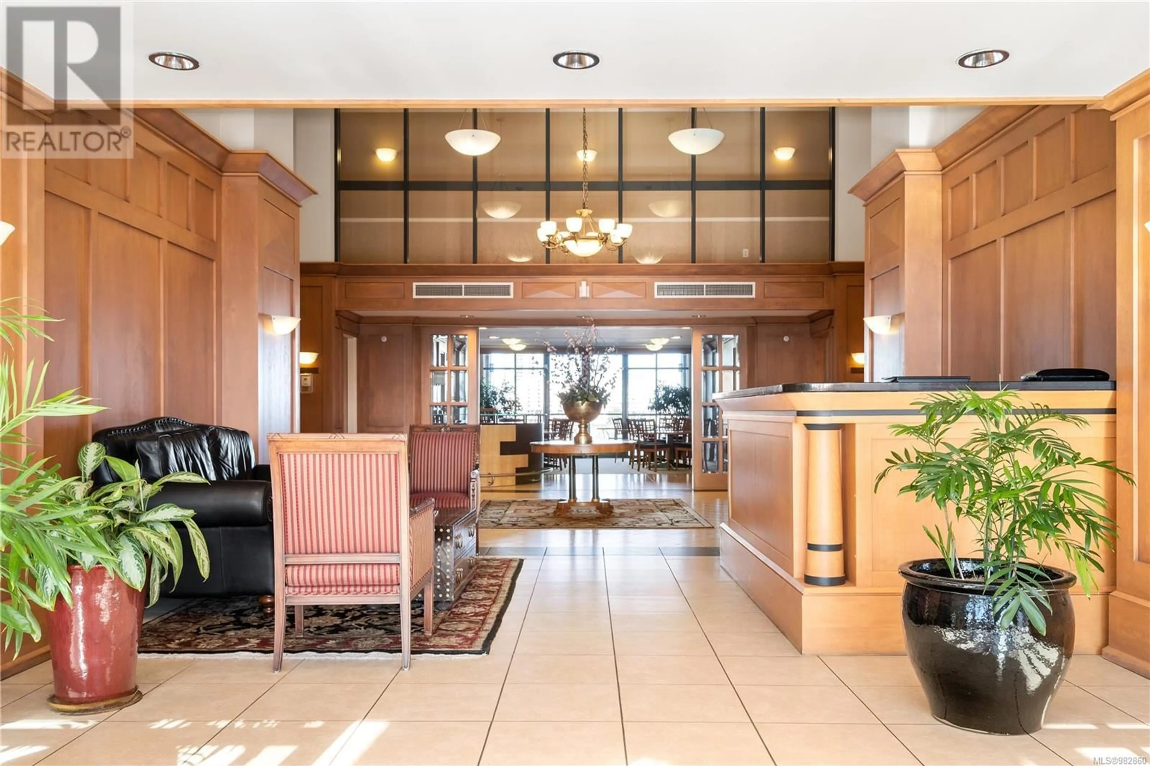 Indoor lobby, wood floors for 14 21 Dallas Rd, Victoria British Columbia V9A4Z9