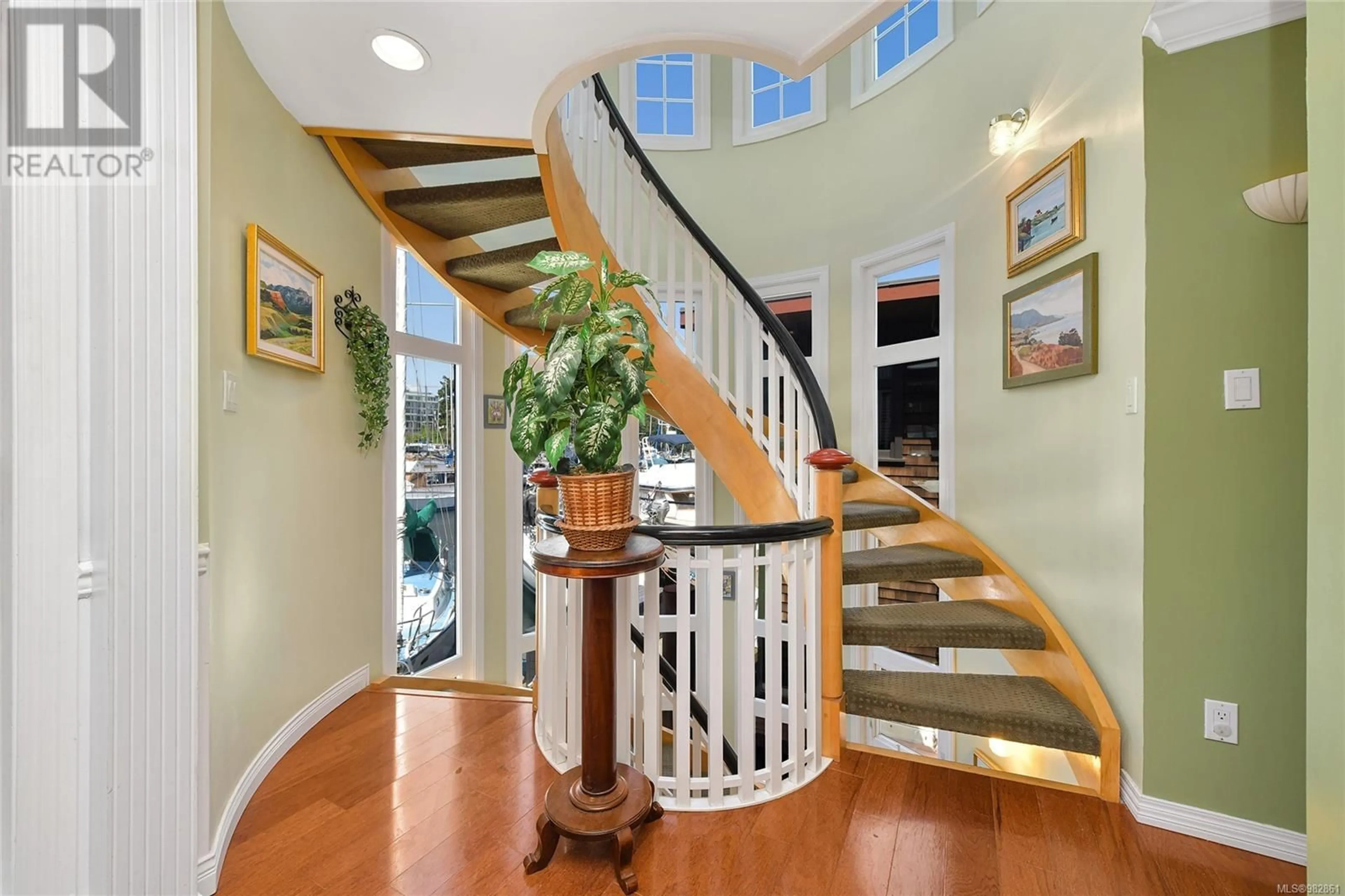 Indoor entryway, wood floors for 27 453 Head St, Esquimalt British Columbia V9A5S1