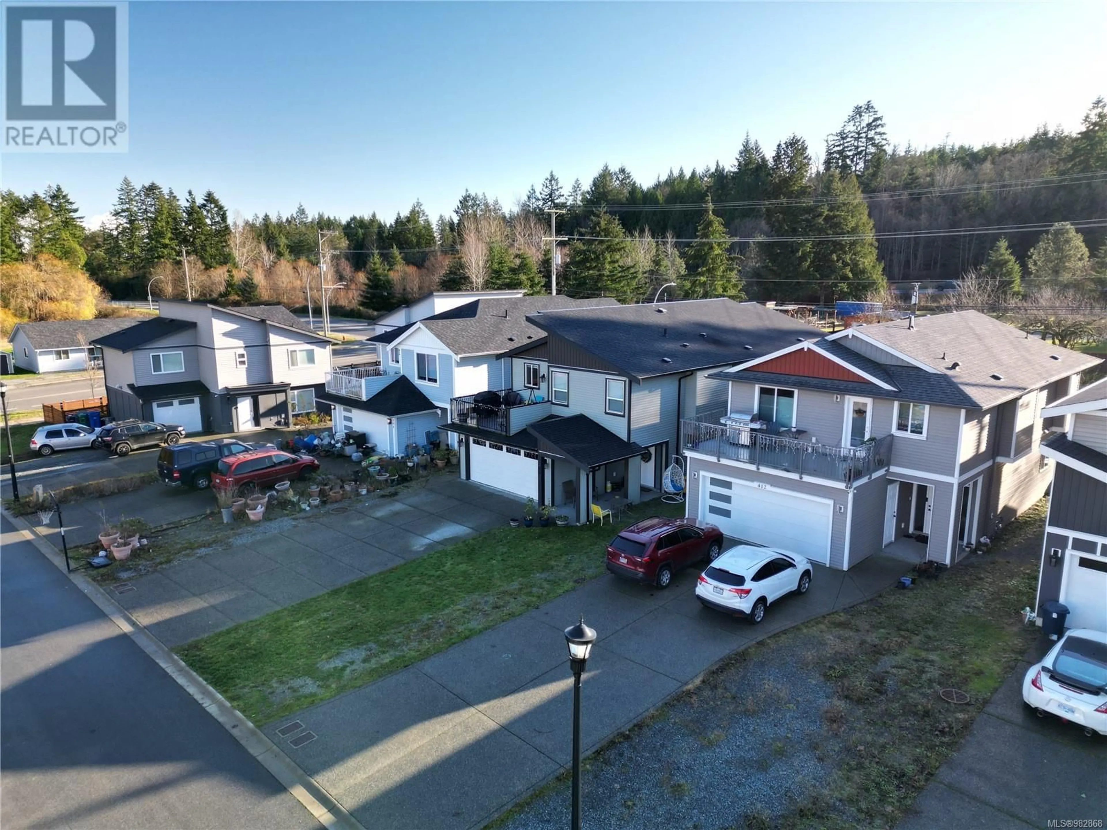 A pic from outside/outdoor area/front of a property/back of a property/a pic from drone, unknown for 408 10th St, Nanaimo British Columbia V9R1A1