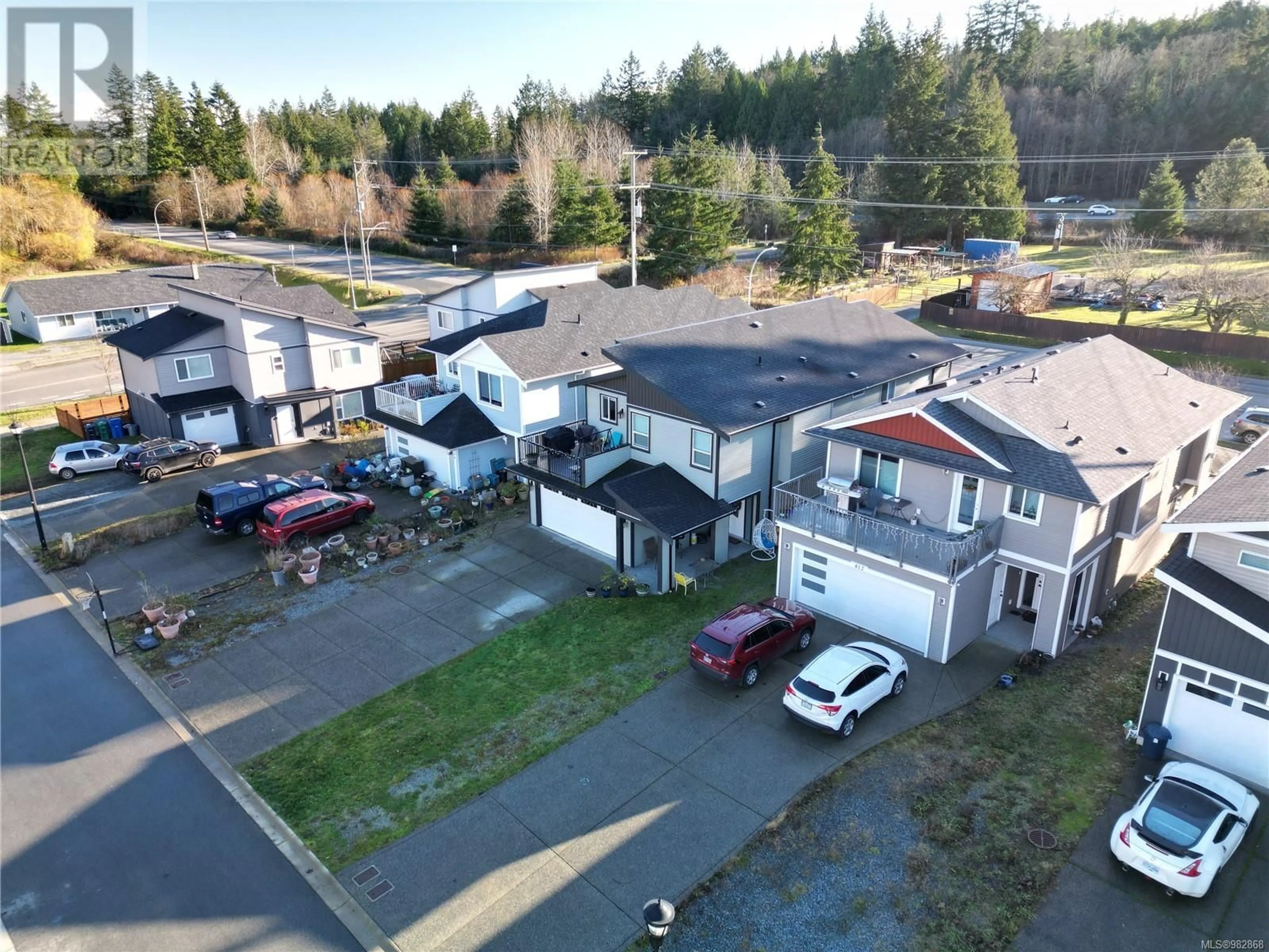 A pic from outside/outdoor area/front of a property/back of a property/a pic from drone, street for 408 10th St, Nanaimo British Columbia V9R1A1