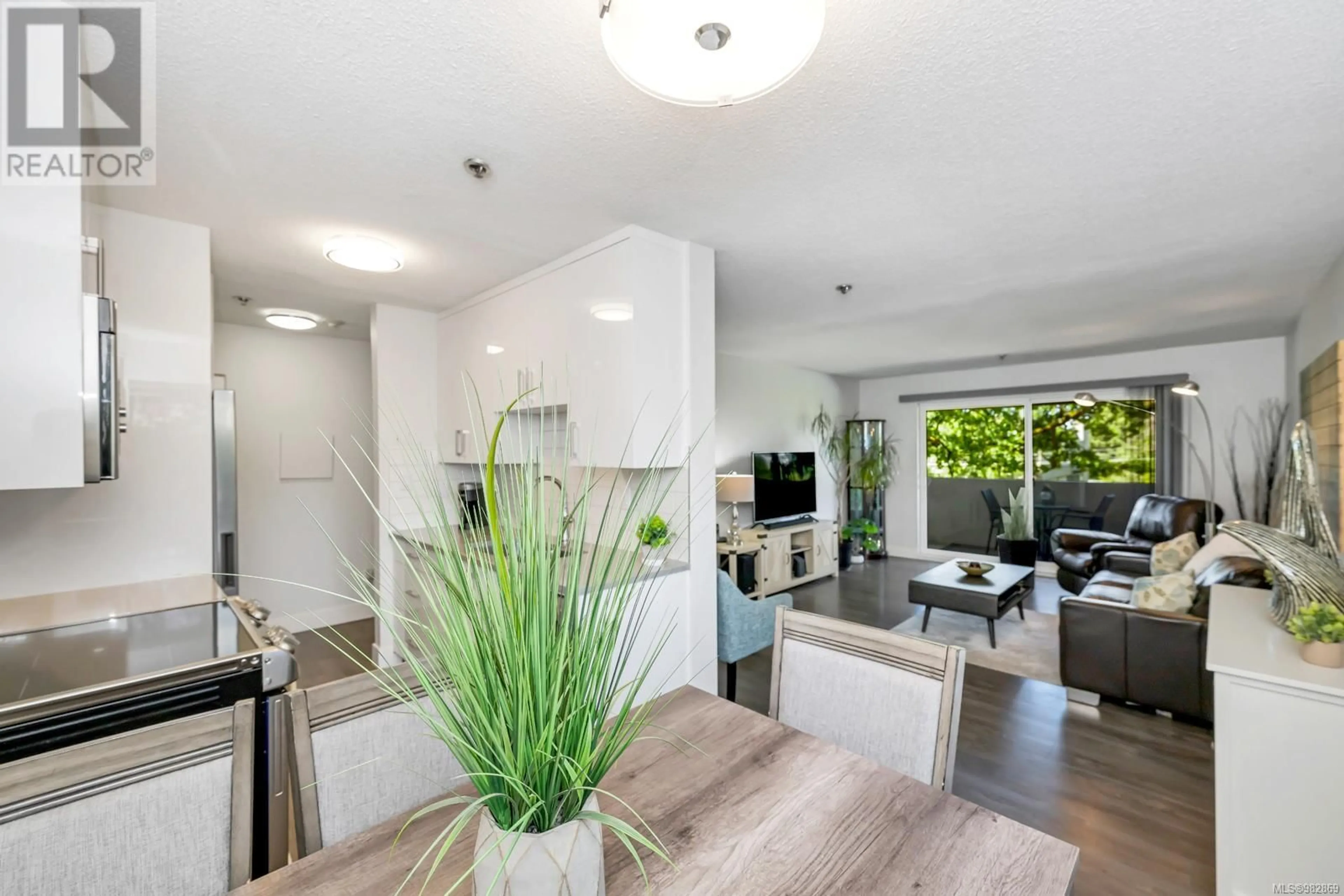 Open concept kitchen for 104 3277 Glasgow Ave, Saanich British Columbia V8X1M3