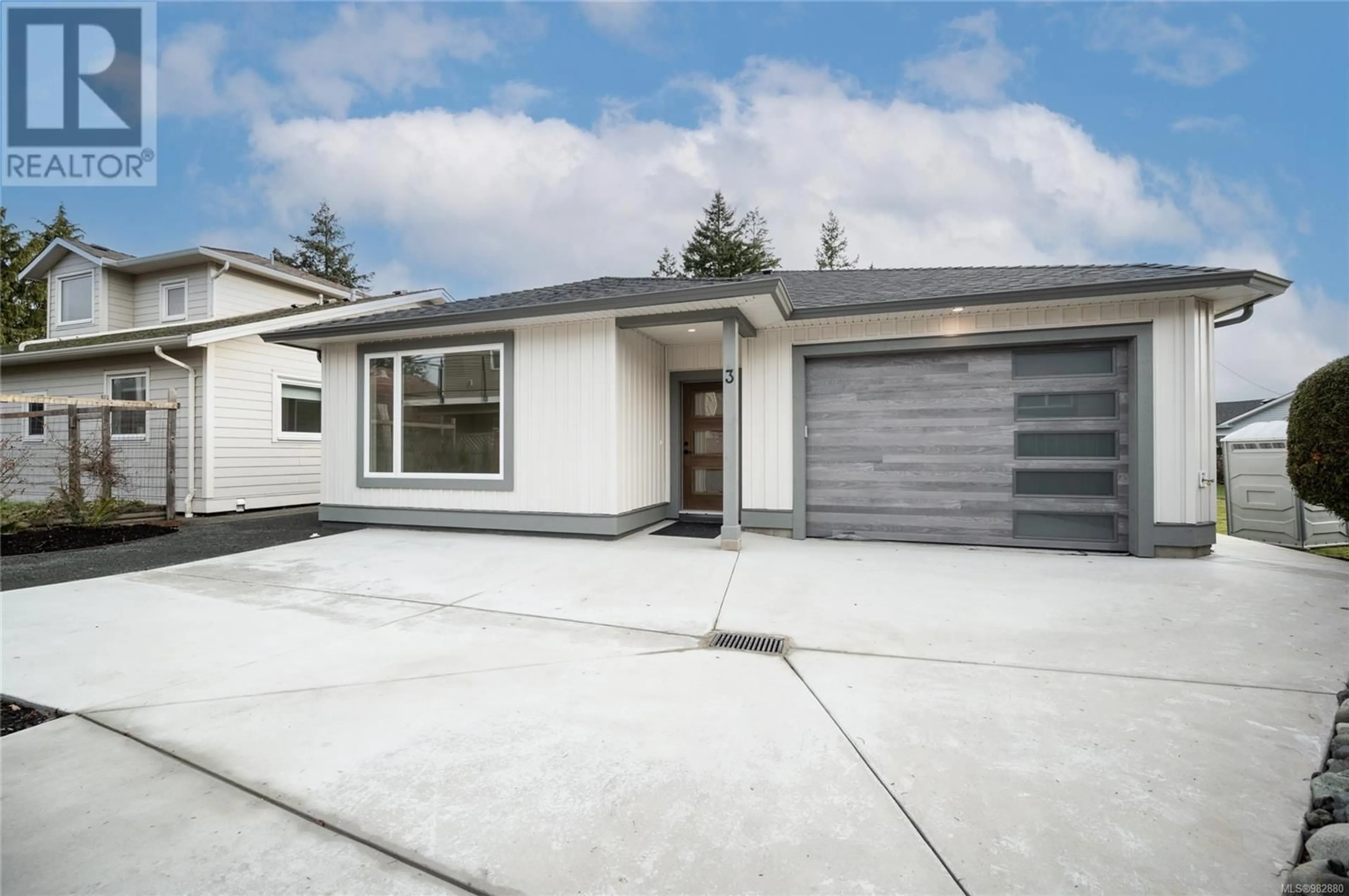 Home with vinyl exterior material, street for 3 91 Dahl Rd, Campbell River British Columbia V9W1T4