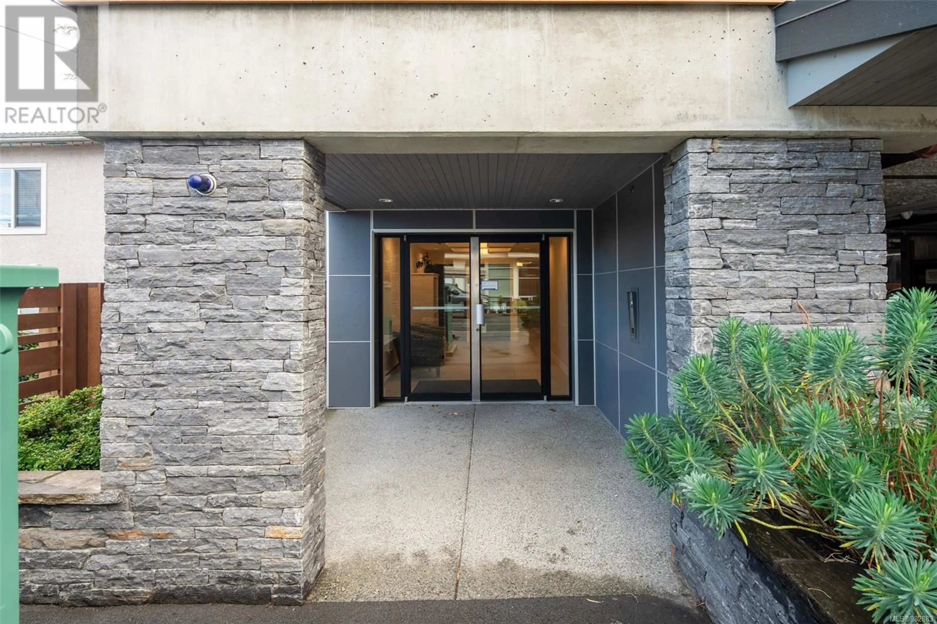 Indoor foyer for 304 2783 Strathmore Rd, Langford British Columbia V9B3X4