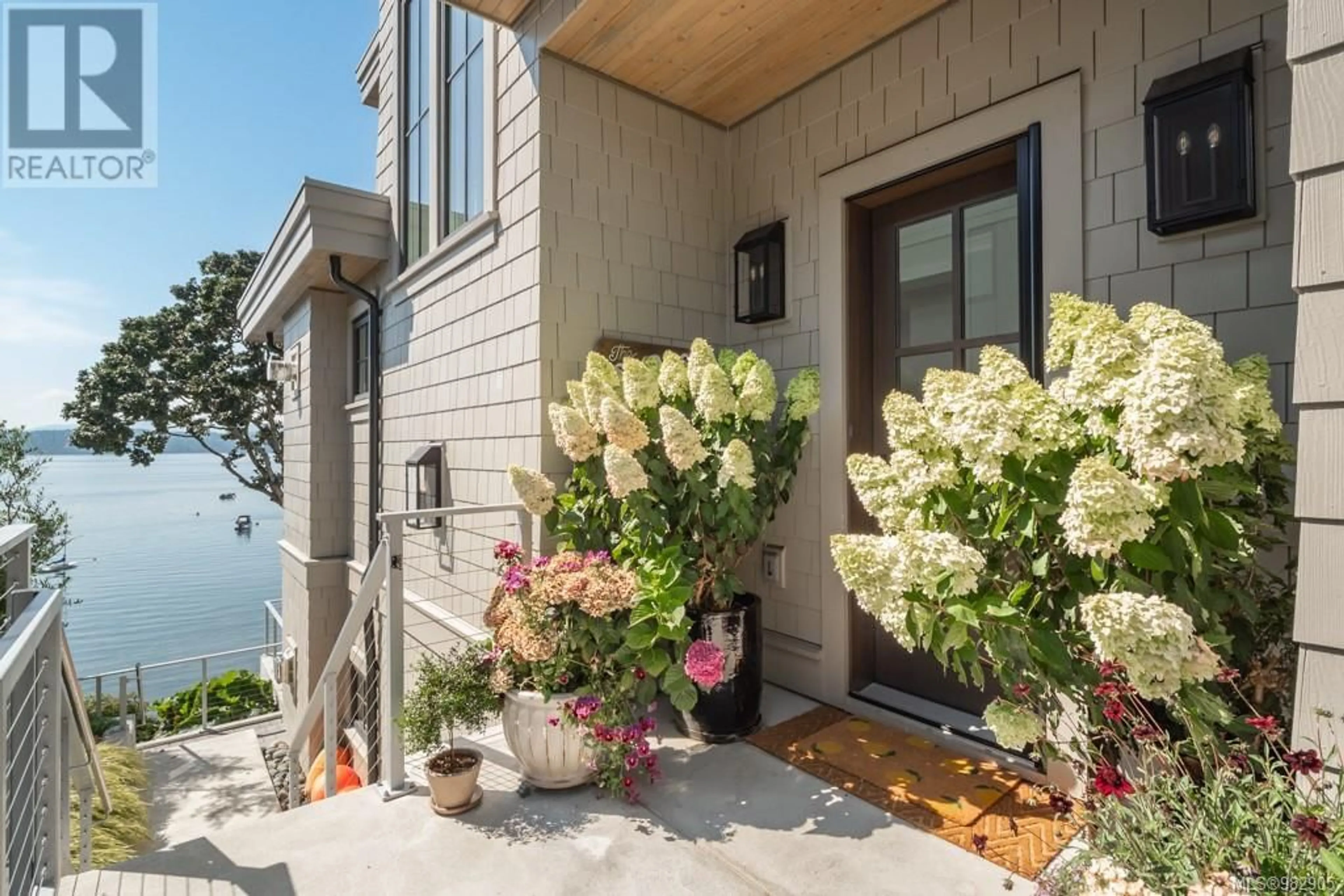 Indoor entryway for 10718 Madrona Dr, North Saanich British Columbia V8L5M7