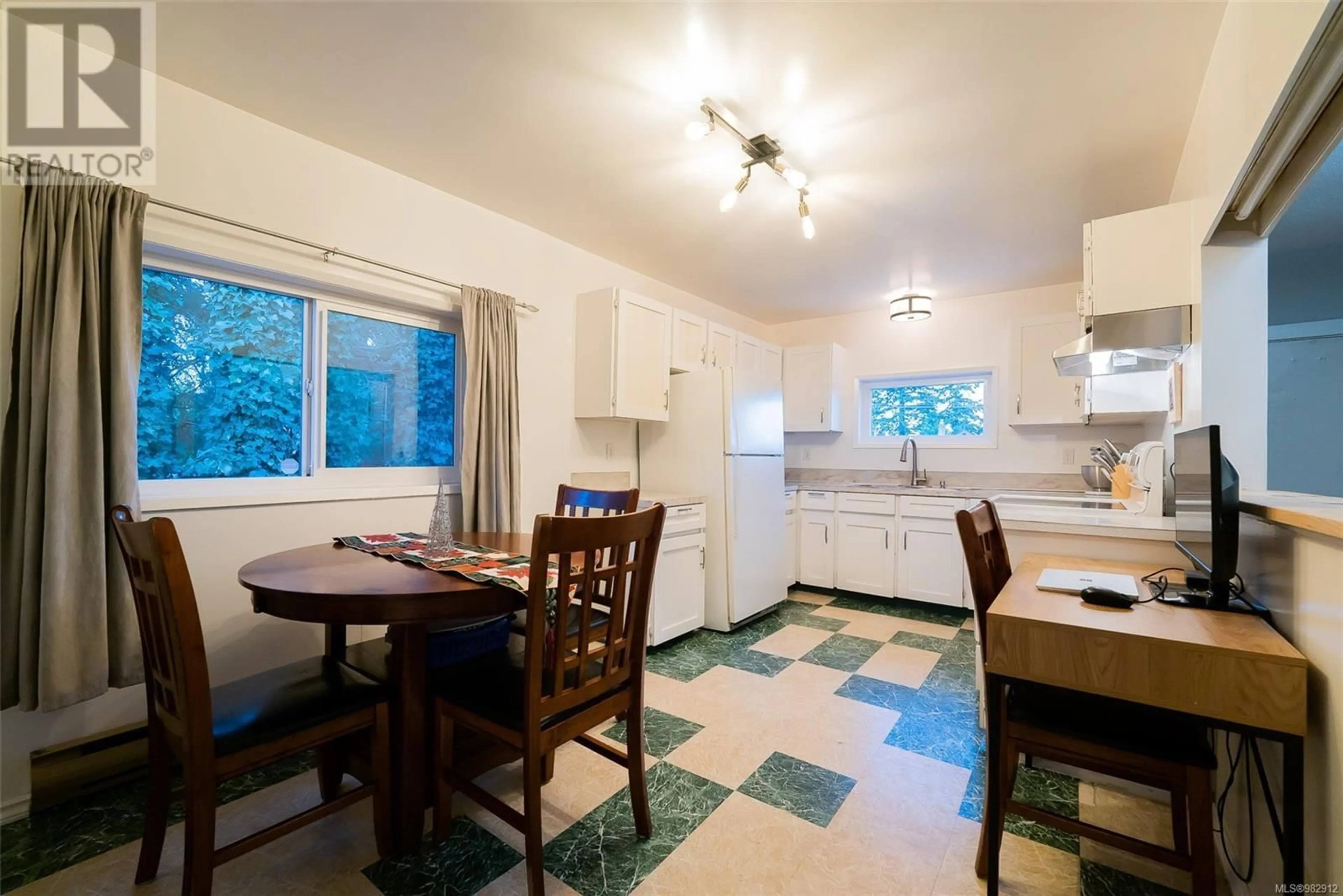 Standard kitchen, ceramic/tile floor for 143 View St, Nanaimo British Columbia V9R4N5