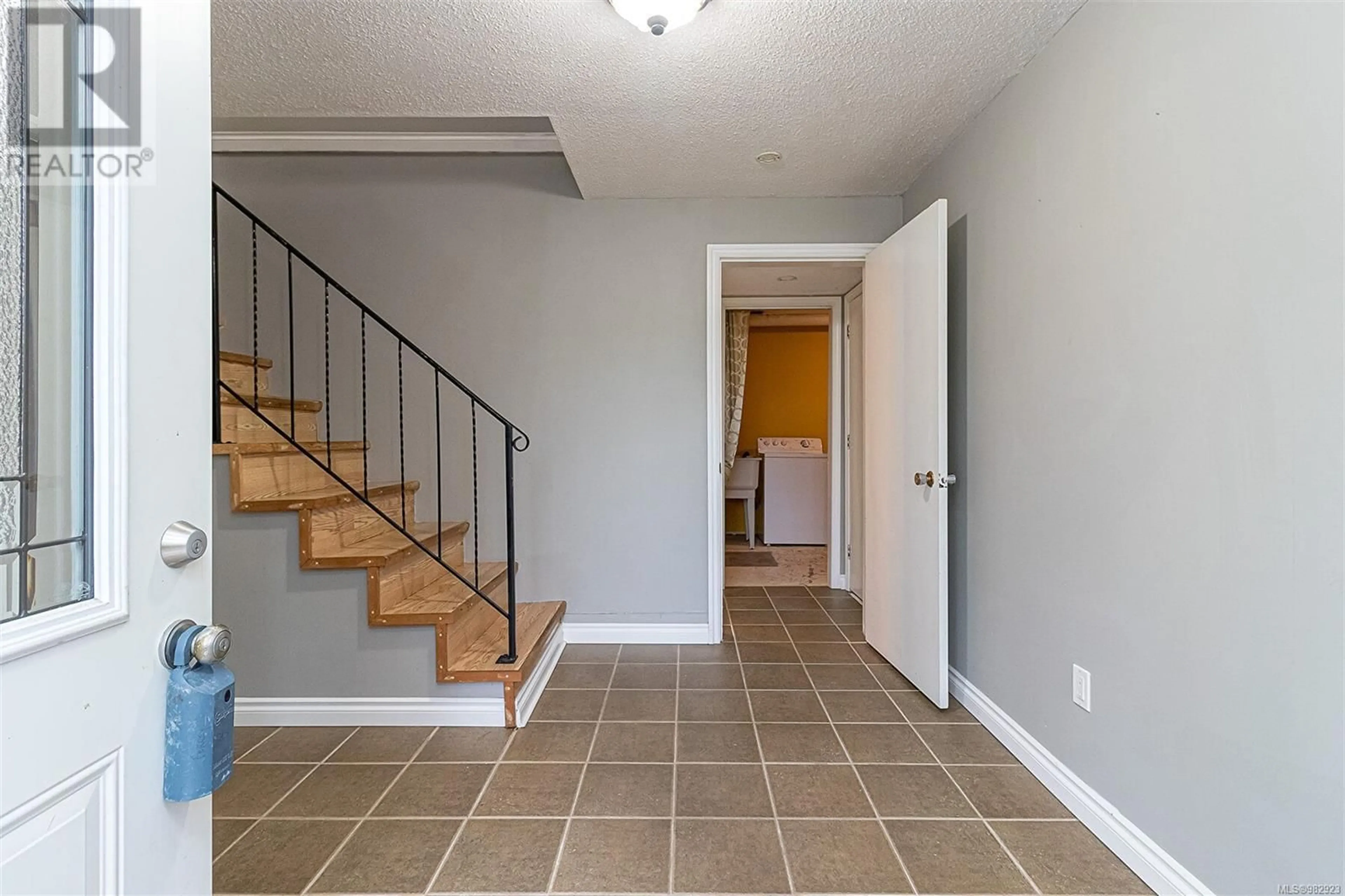 Indoor entryway, cement floor for 173 Arbutus Cres, Ladysmith British Columbia V9G1T7