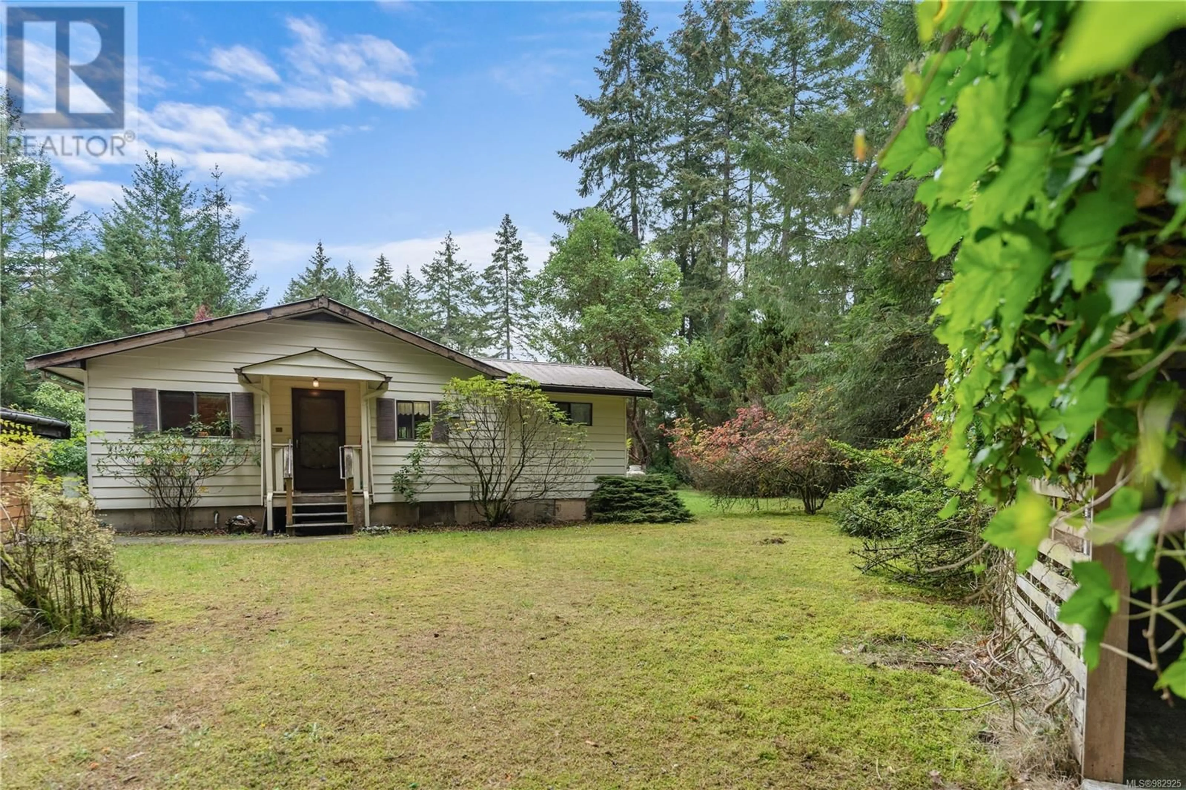 A pic from outside/outdoor area/front of a property/back of a property/a pic from drone, unknown for 1405 Wild Rose Dr, Gabriola Island British Columbia V0R1X1