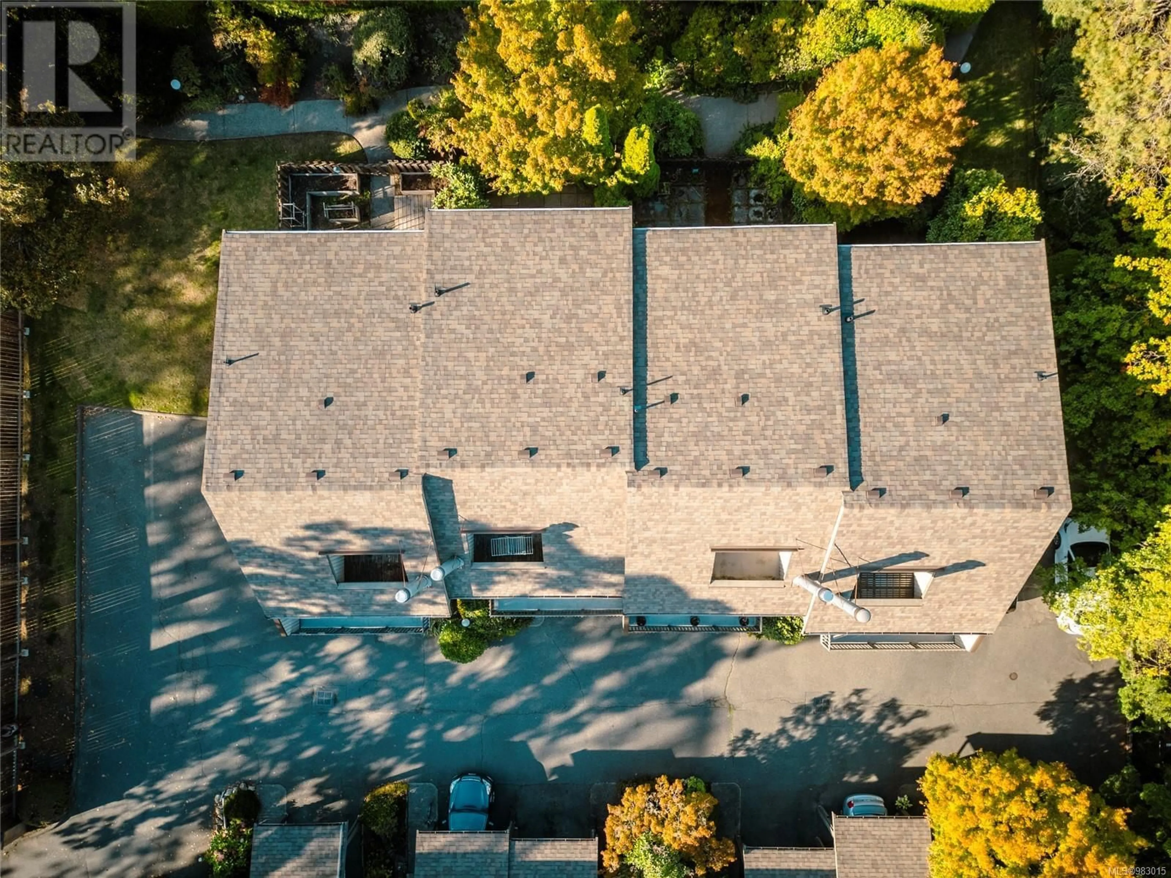 A pic from outside/outdoor area/front of a property/back of a property/a pic from drone, street for 1 3981 Saanich Rd, Saanich British Columbia V8X1Y9