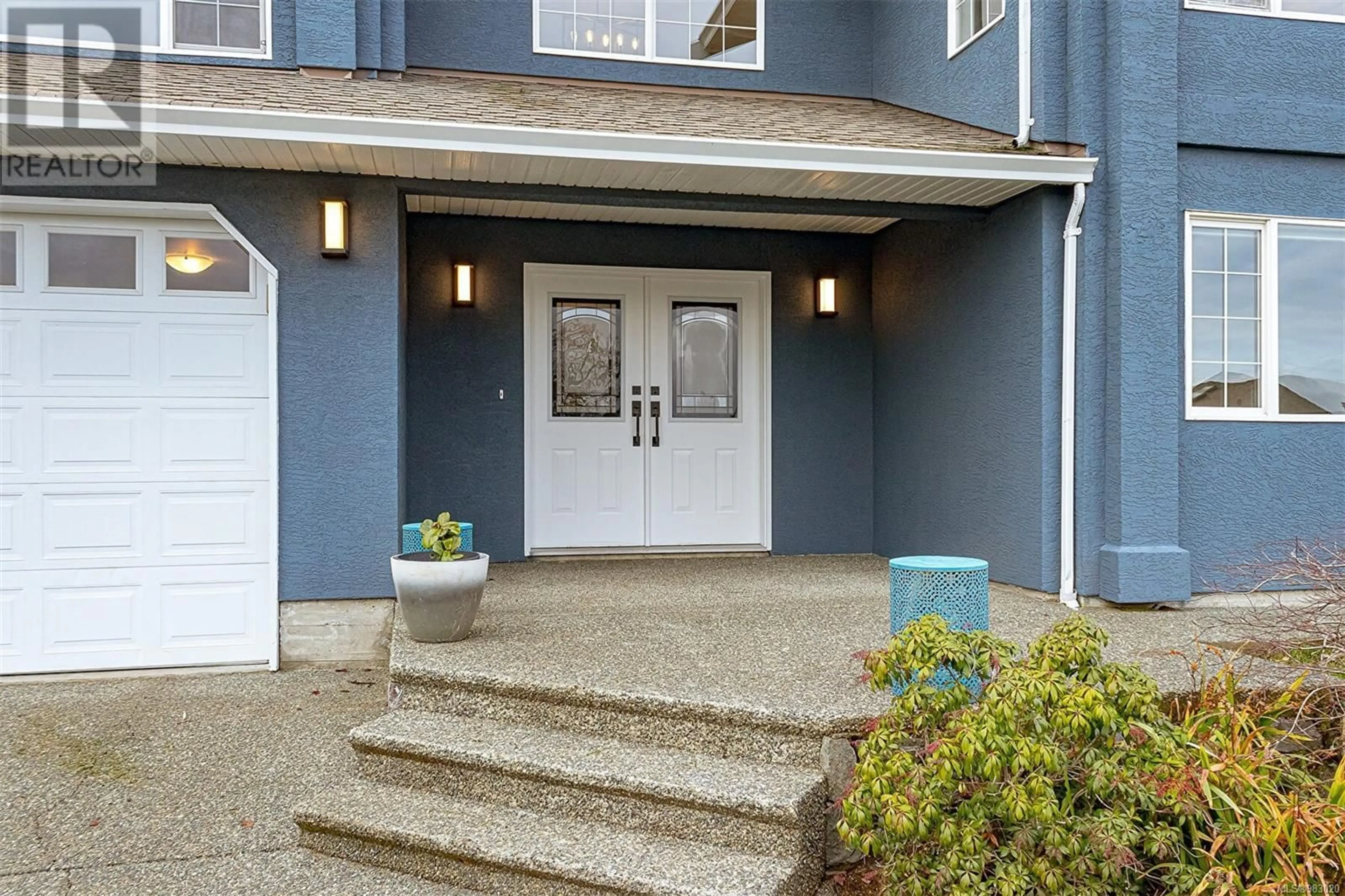 Indoor entryway for 4000 Santa Rosa Pl, Saanich British Columbia V8Z7K9