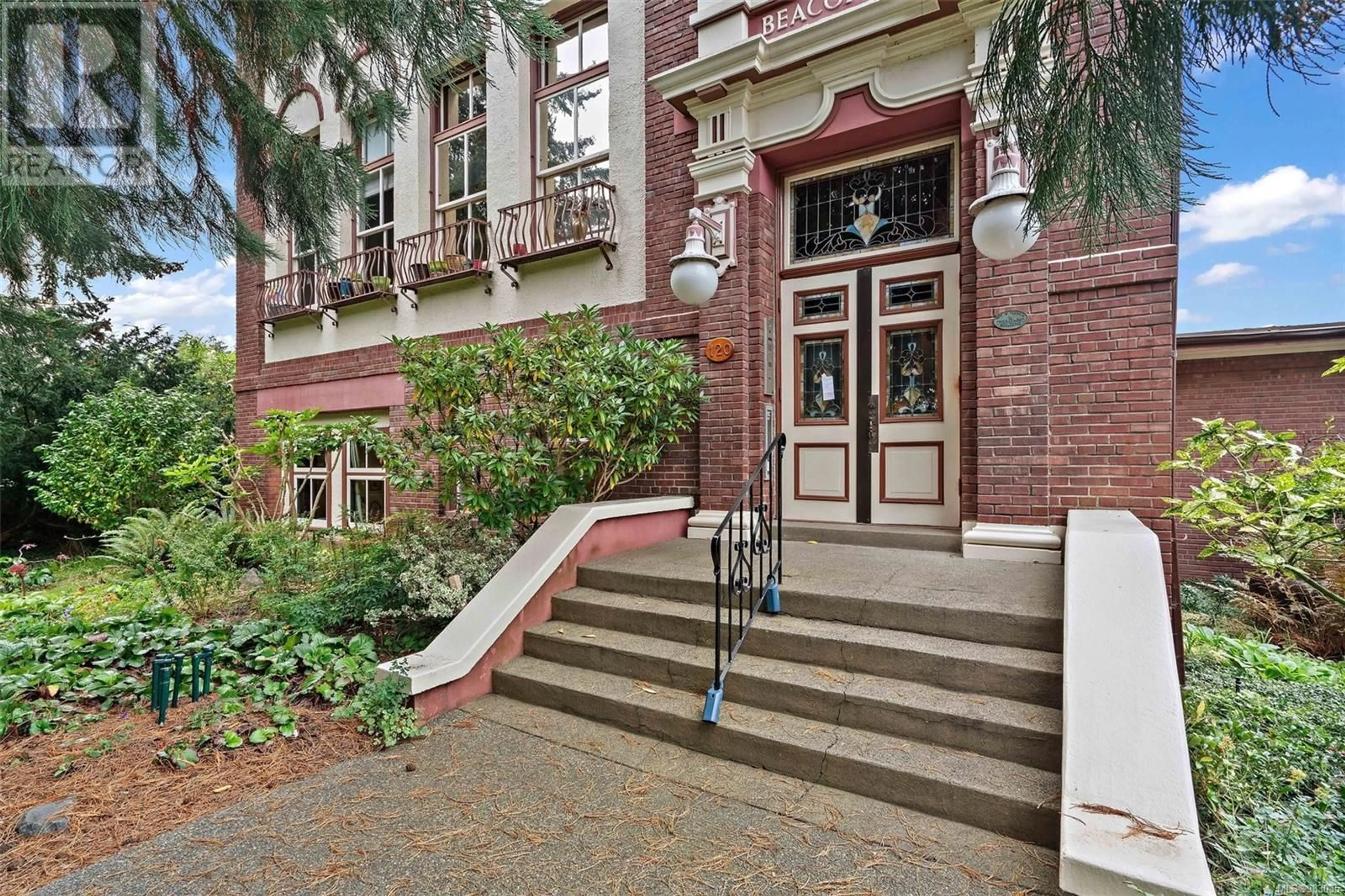 Indoor foyer for 102 120 Douglas St, Victoria British Columbia V8V2N9