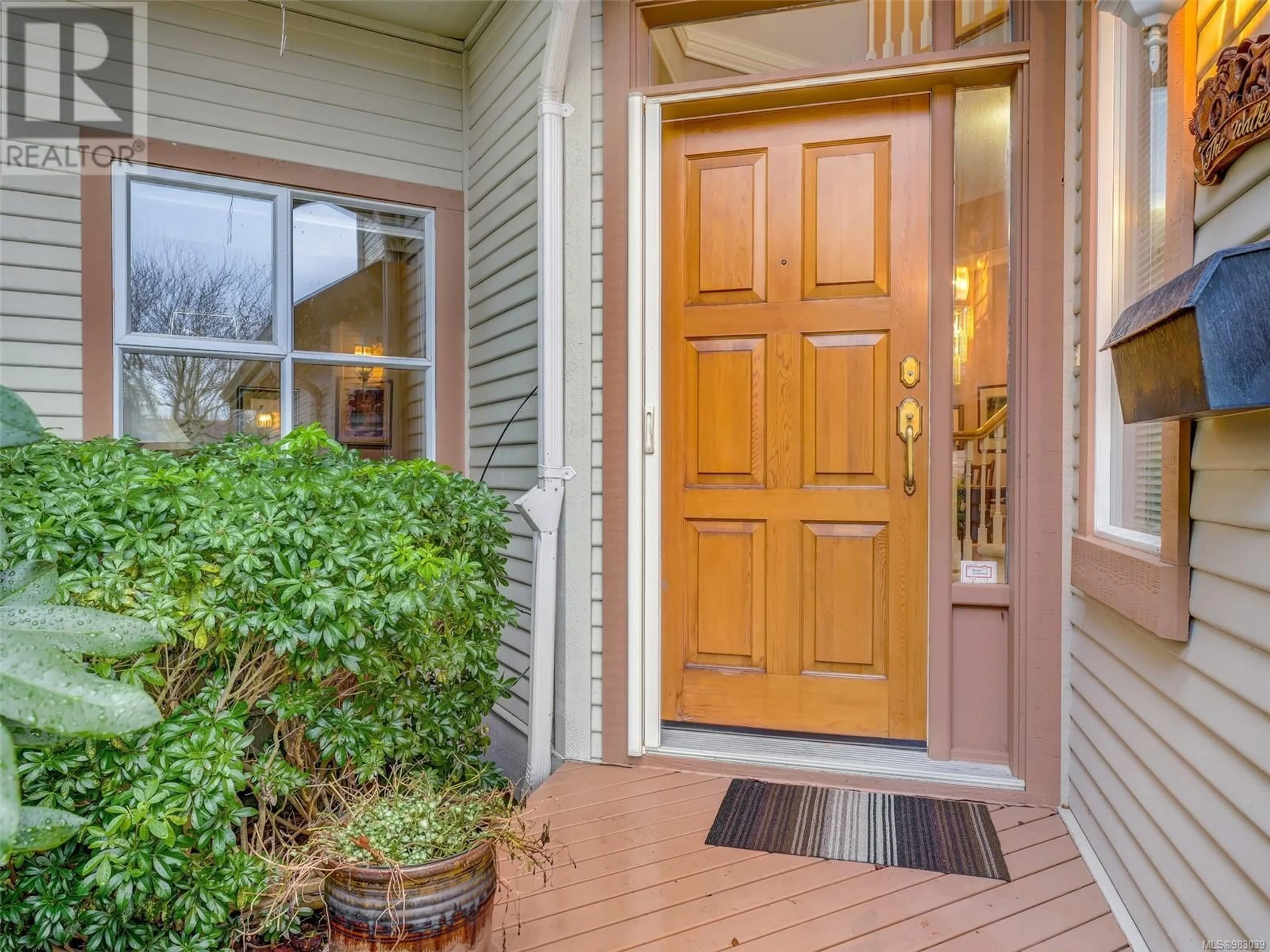 Indoor entryway for 97 530 Marsett Pl, Saanich British Columbia V8Z7J2