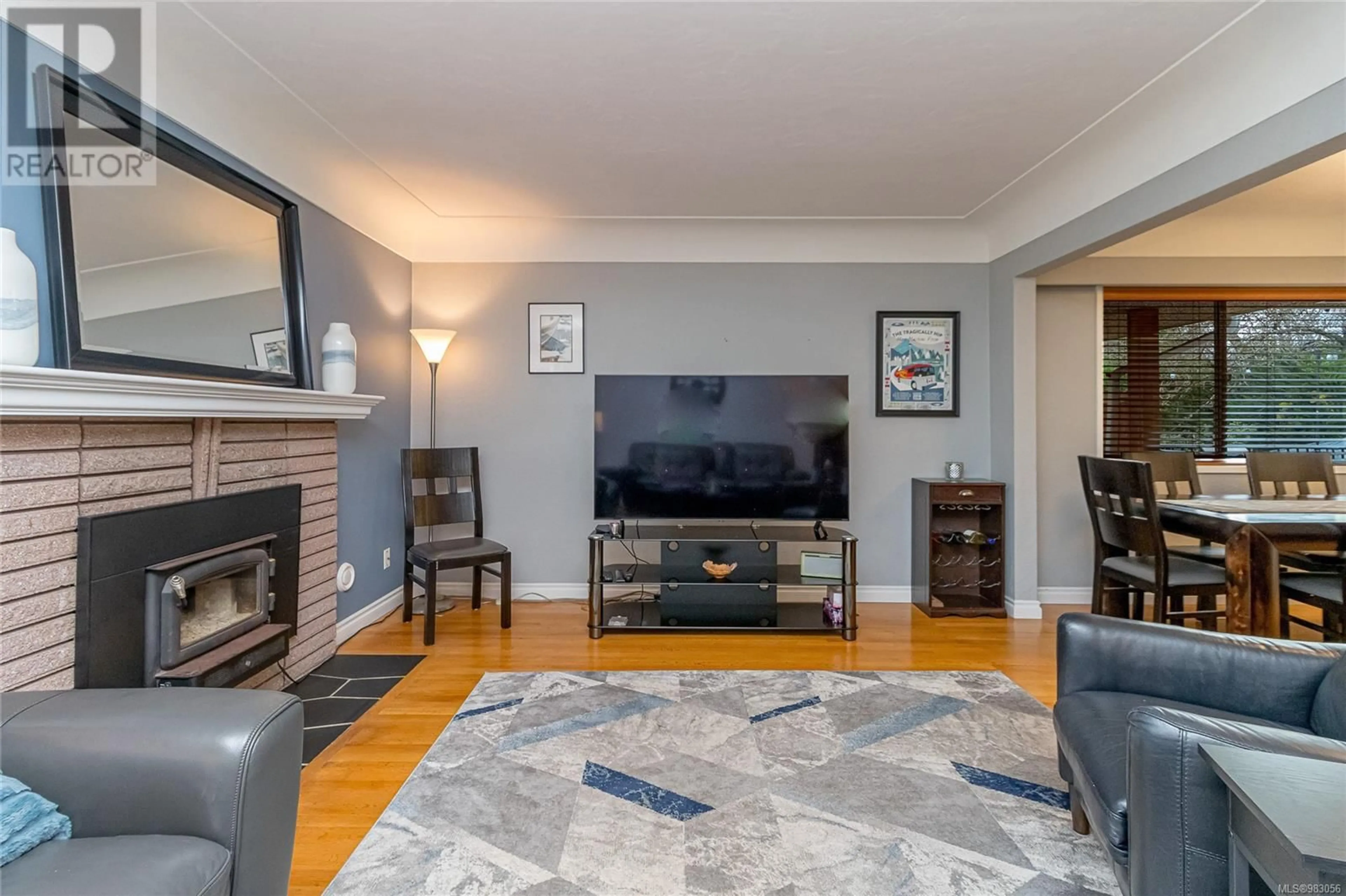 Living room with furniture, wood/laminate floor for 3550 Elliston Ave, Saanich British Columbia V8X1R5