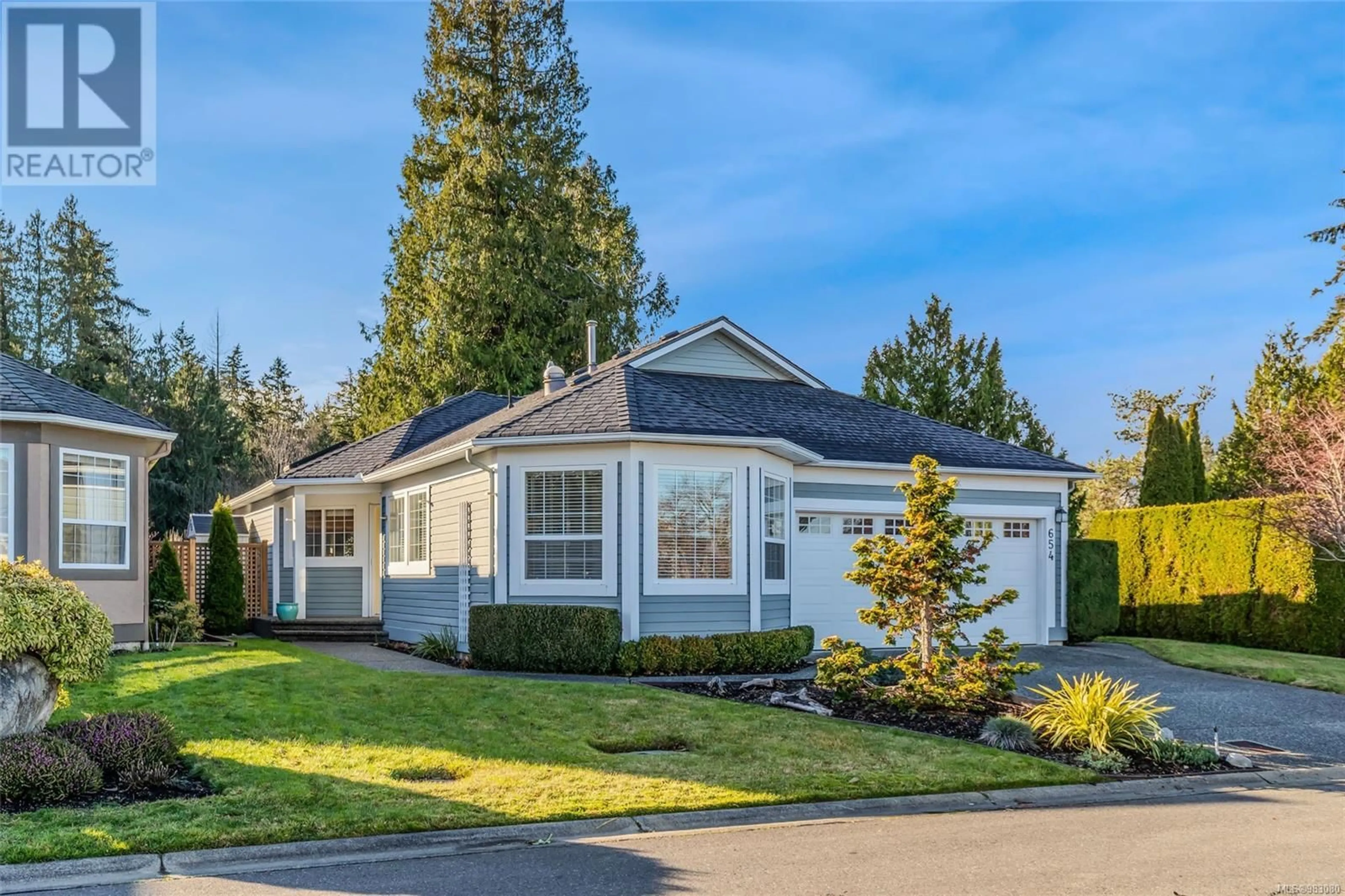 Home with vinyl exterior material, street for 654 Windward Way, Qualicum Beach British Columbia V9K2K4