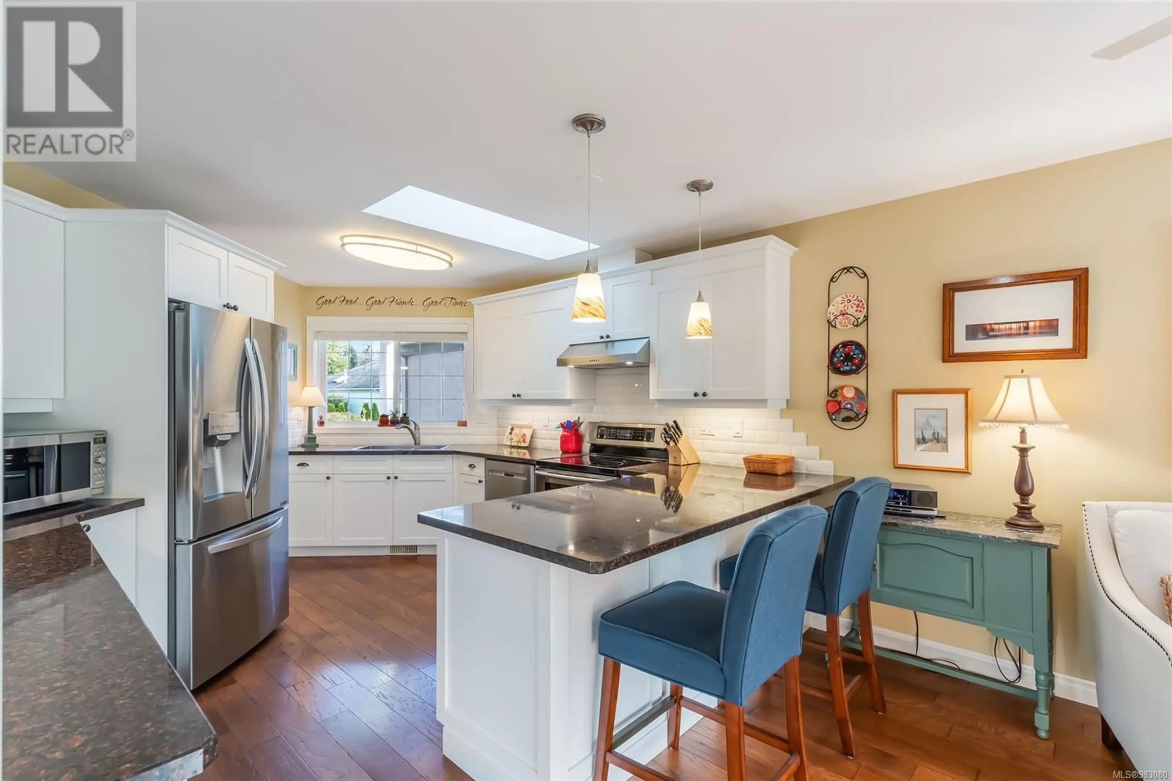 Open concept kitchen, ceramic/tile floor for 654 Windward Way, Qualicum Beach British Columbia V9K2K4