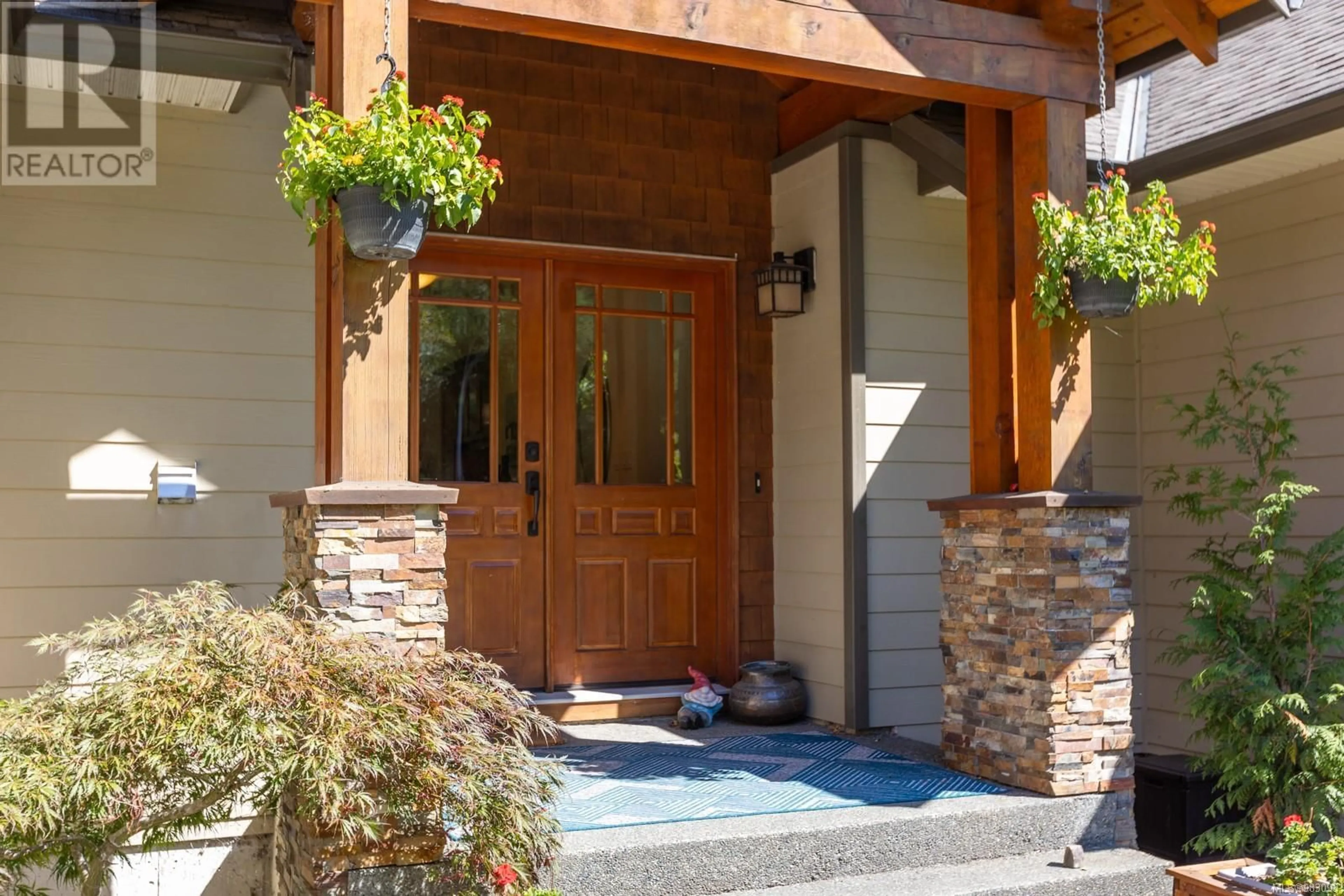 Indoor entryway for 692 Colby Rd, Comox British Columbia V9M4H8