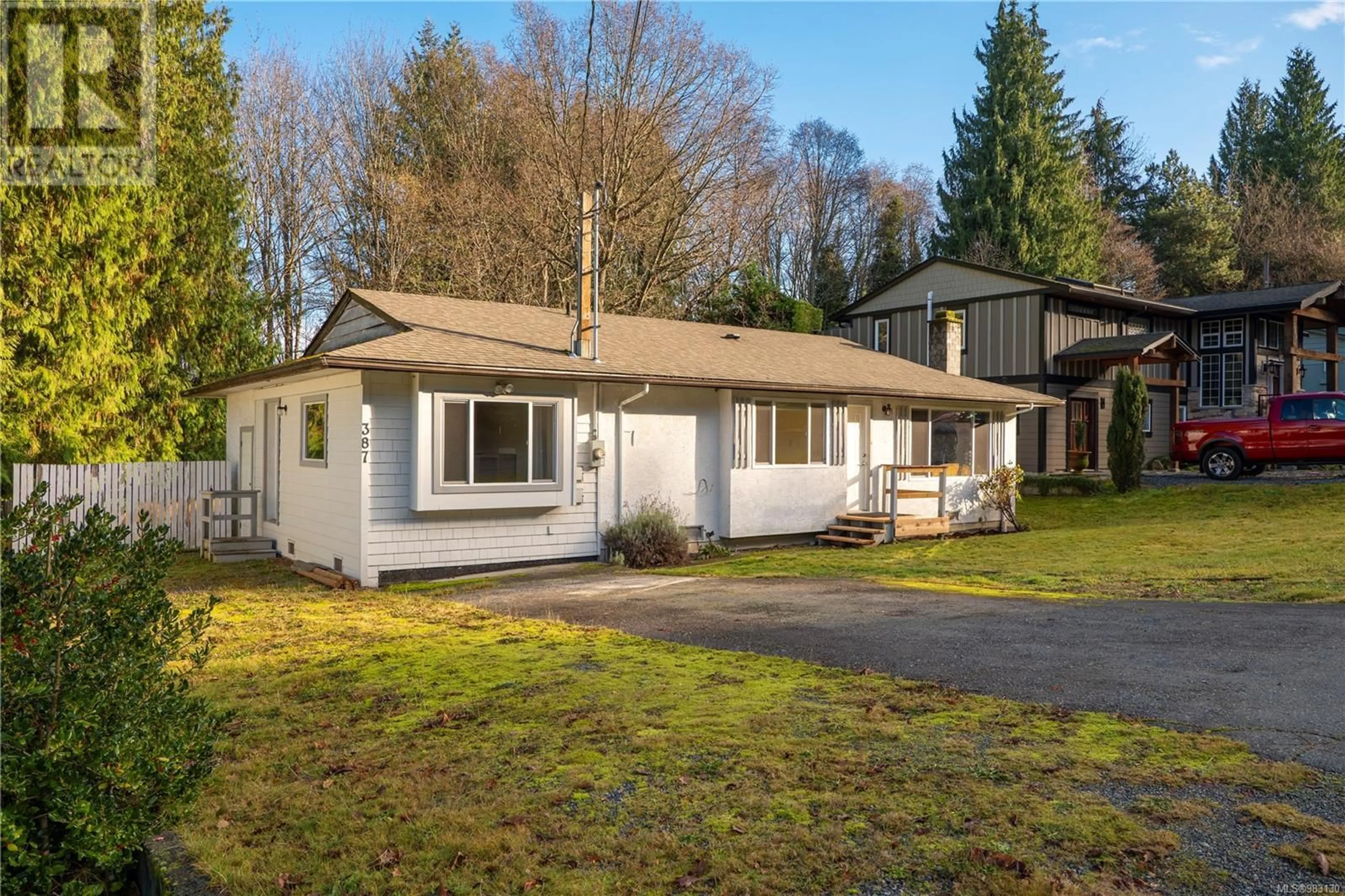 A pic from outside/outdoor area/front of a property/back of a property/a pic from drone, street for 387 Dogwood Dr, Ladysmith British Columbia V9G1T7