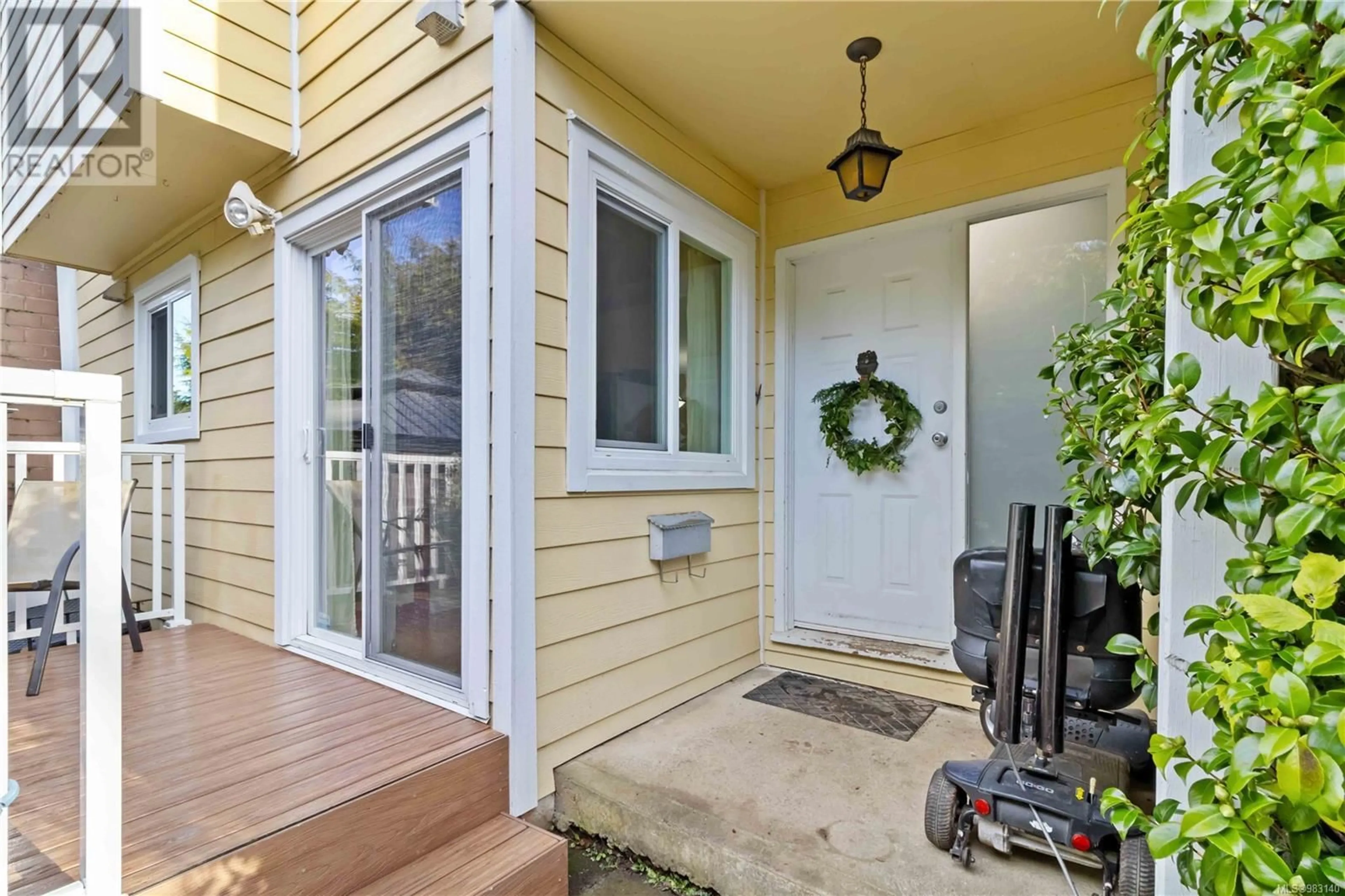 Indoor entryway for 852 Selkirk Ave, Esquimalt British Columbia V9A2T8