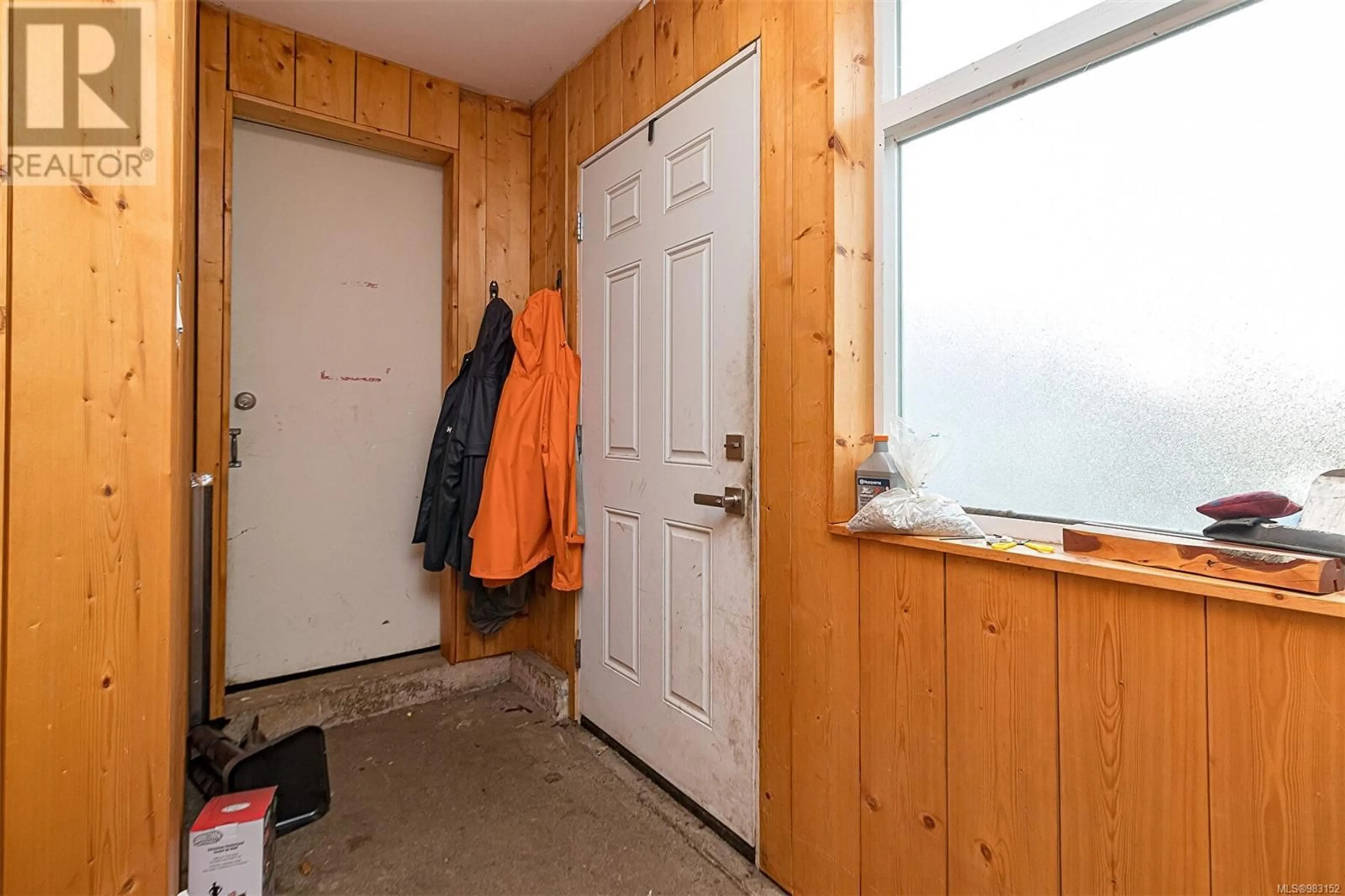 Indoor entryway for 6716 Ayre Rd, Sooke British Columbia V9Z0H1