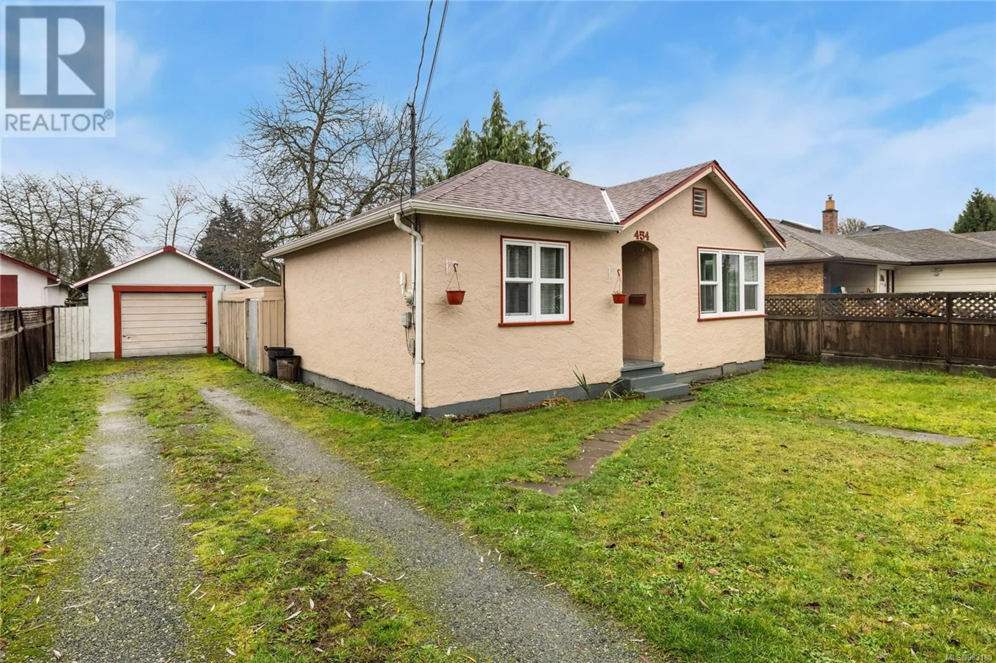 A pic from outside/outdoor area/front of a property/back of a property/a pic from drone, street for 454 Howard Ave, Duncan British Columbia V9L3M8