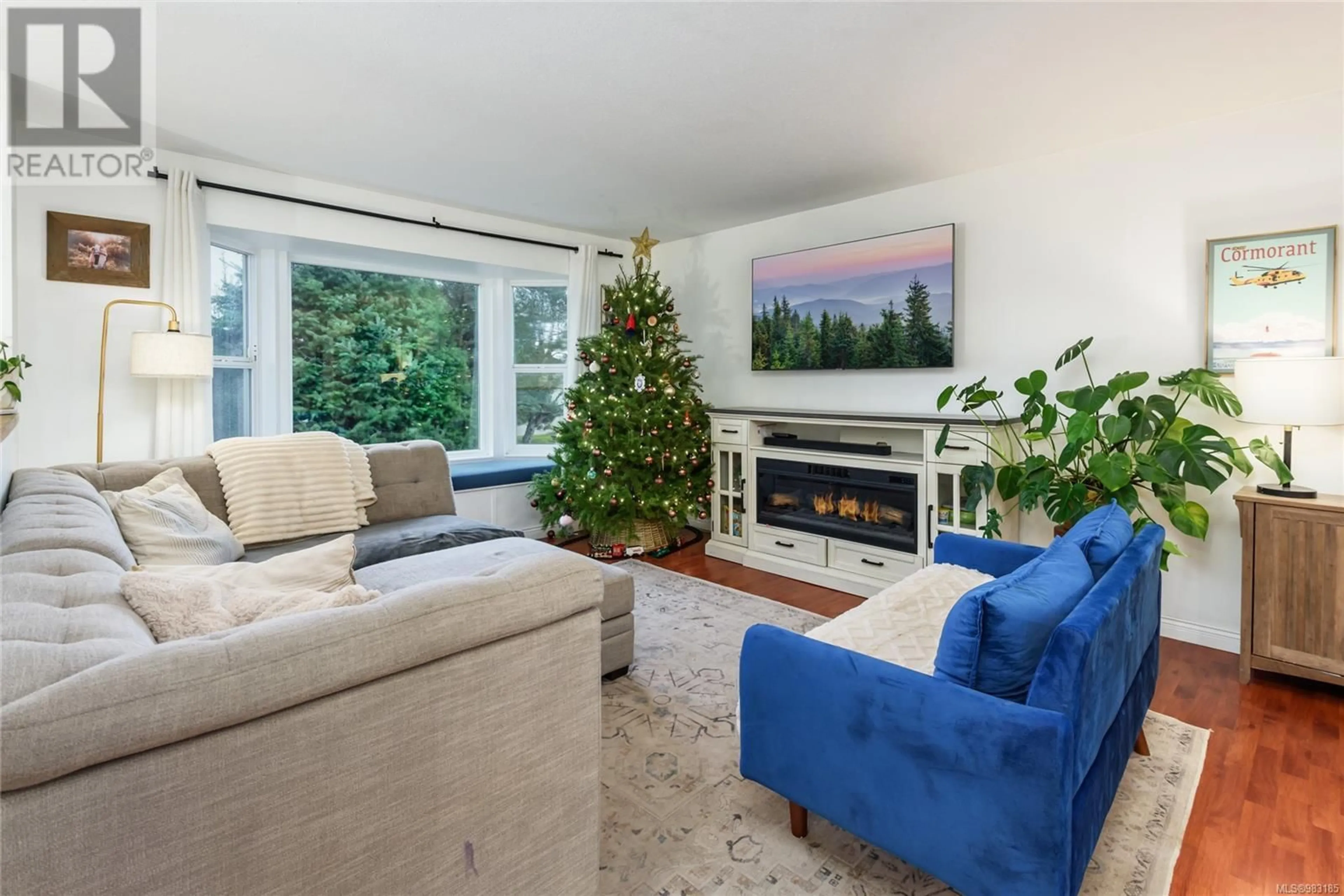 Living room with furniture, unknown for 685 Murrelet Dr, Comox British Columbia V9M3P1