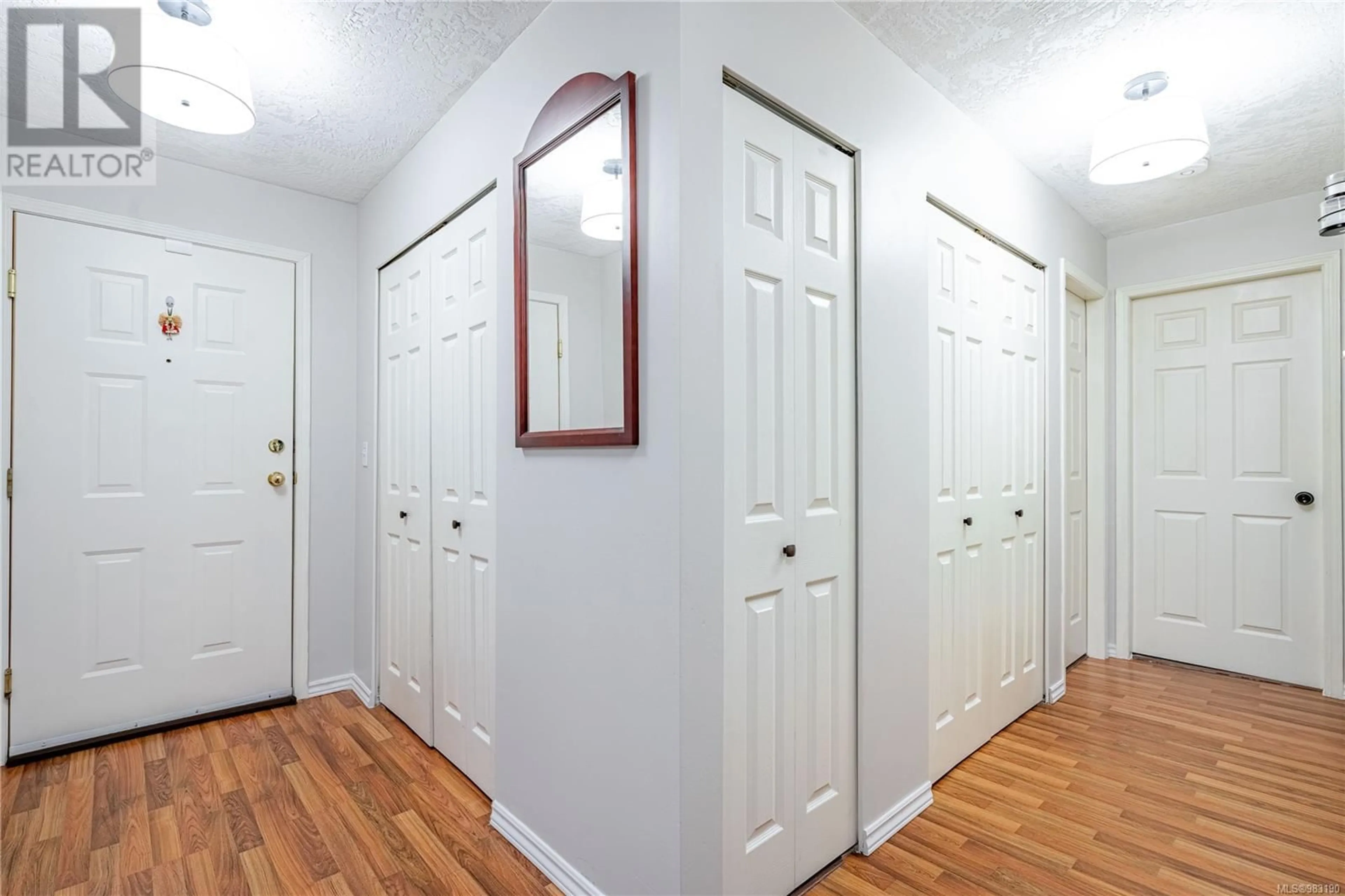 Indoor entryway for 205 835 Selkirk Ave, Esquimalt British Columbia V9A2T7