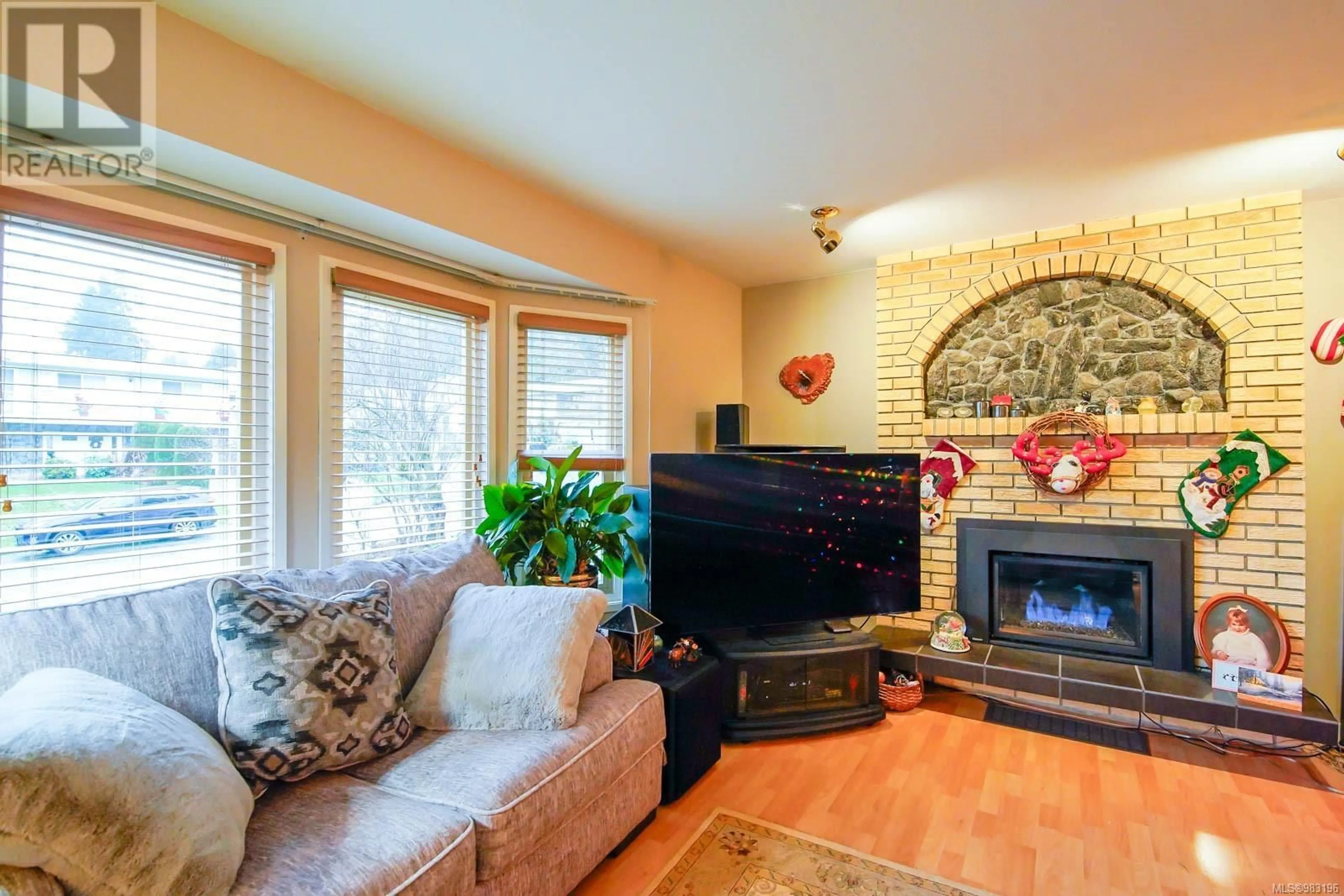 Living room with furniture, wood/laminate floor for 4094 Clegg Cres S, Port Alberni British Columbia V9Y7X5