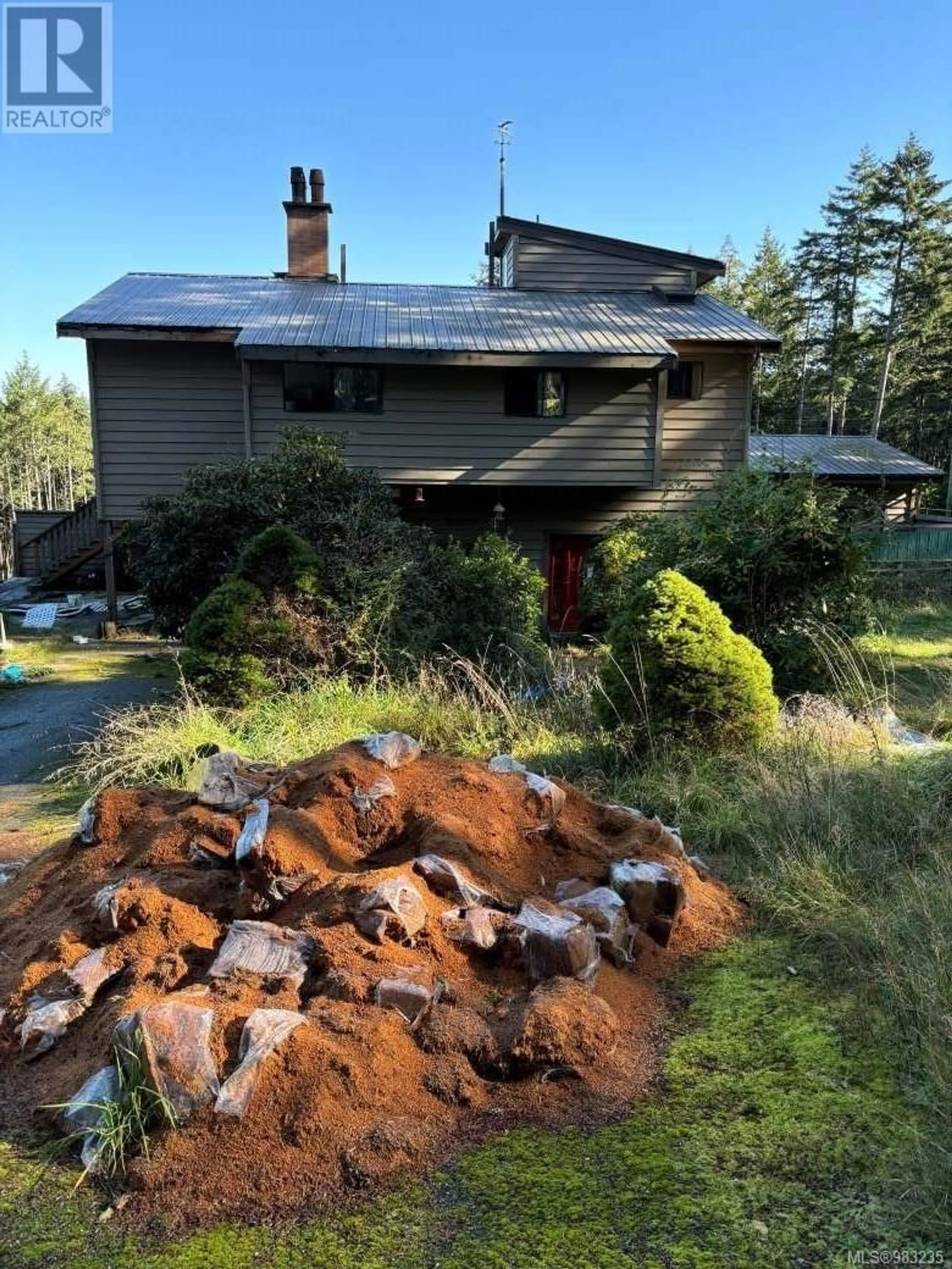 A pic from outside/outdoor area/front of a property/back of a property/a pic from drone, unknown for 611 Robson Way, Galiano Island British Columbia V0N1P0