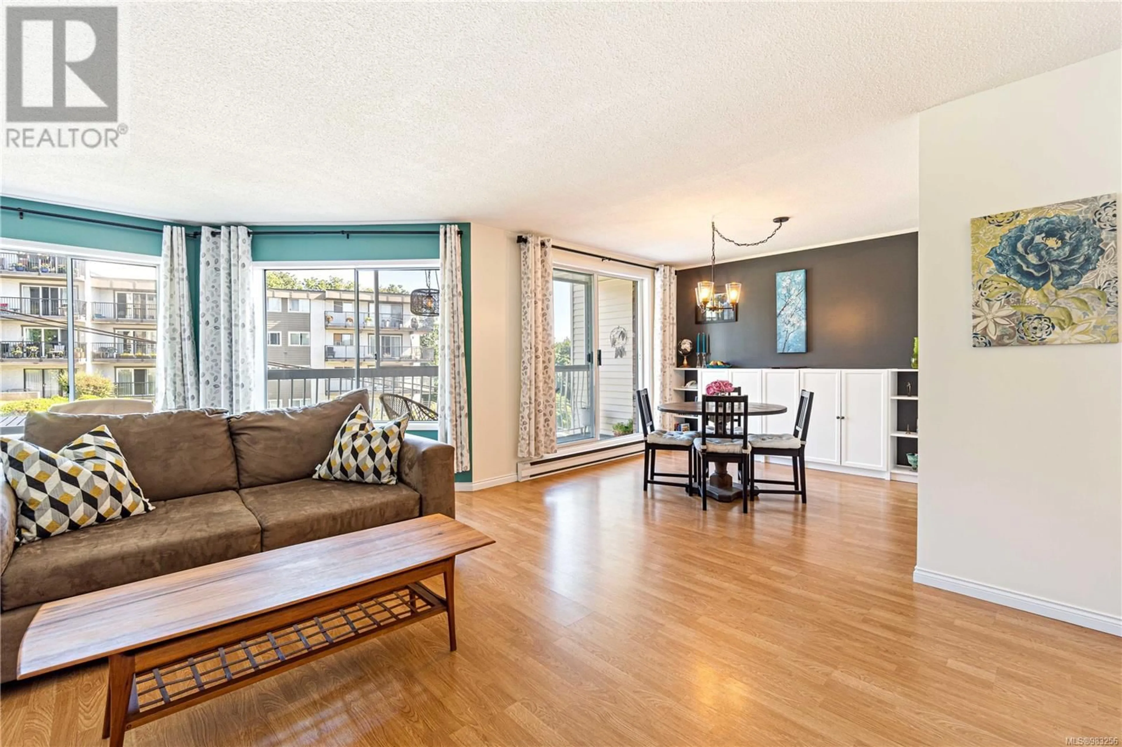 Living room with furniture, wood/laminate floor for 301 225 Cypress St, Nanaimo British Columbia V9S5P2