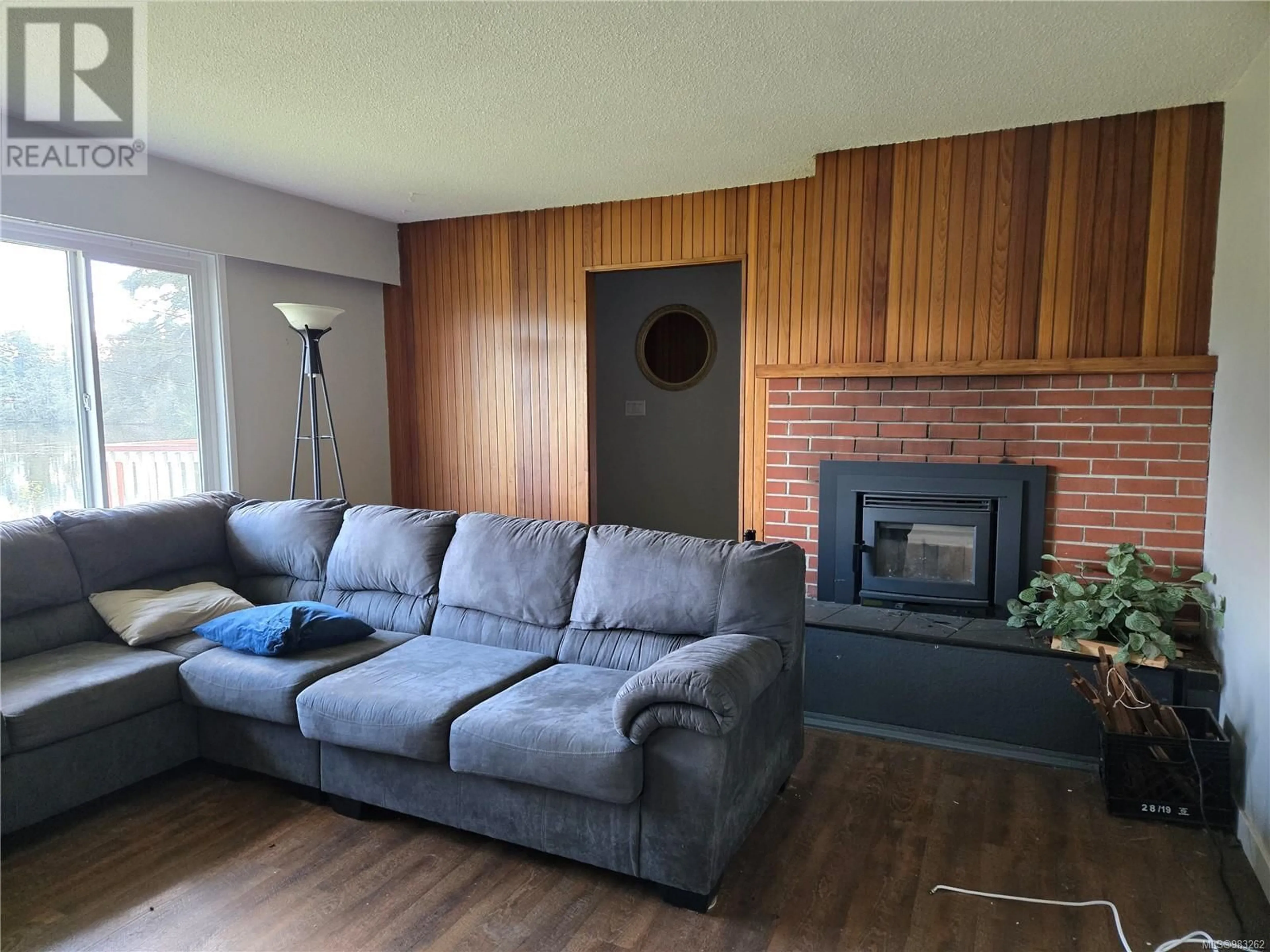 Living room with furniture, wood/laminate floor for 270 KELSEY Way E, Sayward British Columbia V0P1R0