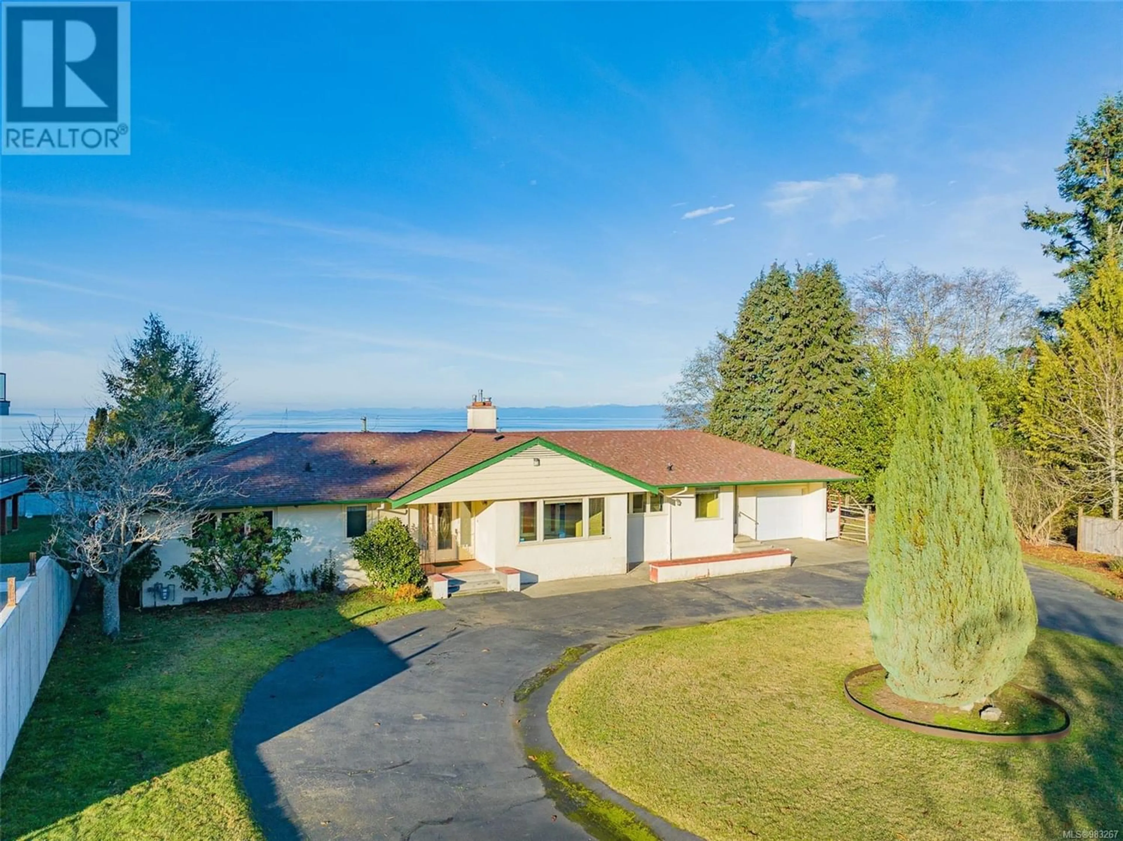 A pic from outside/outdoor area/front of a property/back of a property/a pic from drone, street for 441 MEMORIAL AVENUE, Qualicum Beach British Columbia V9K1G8