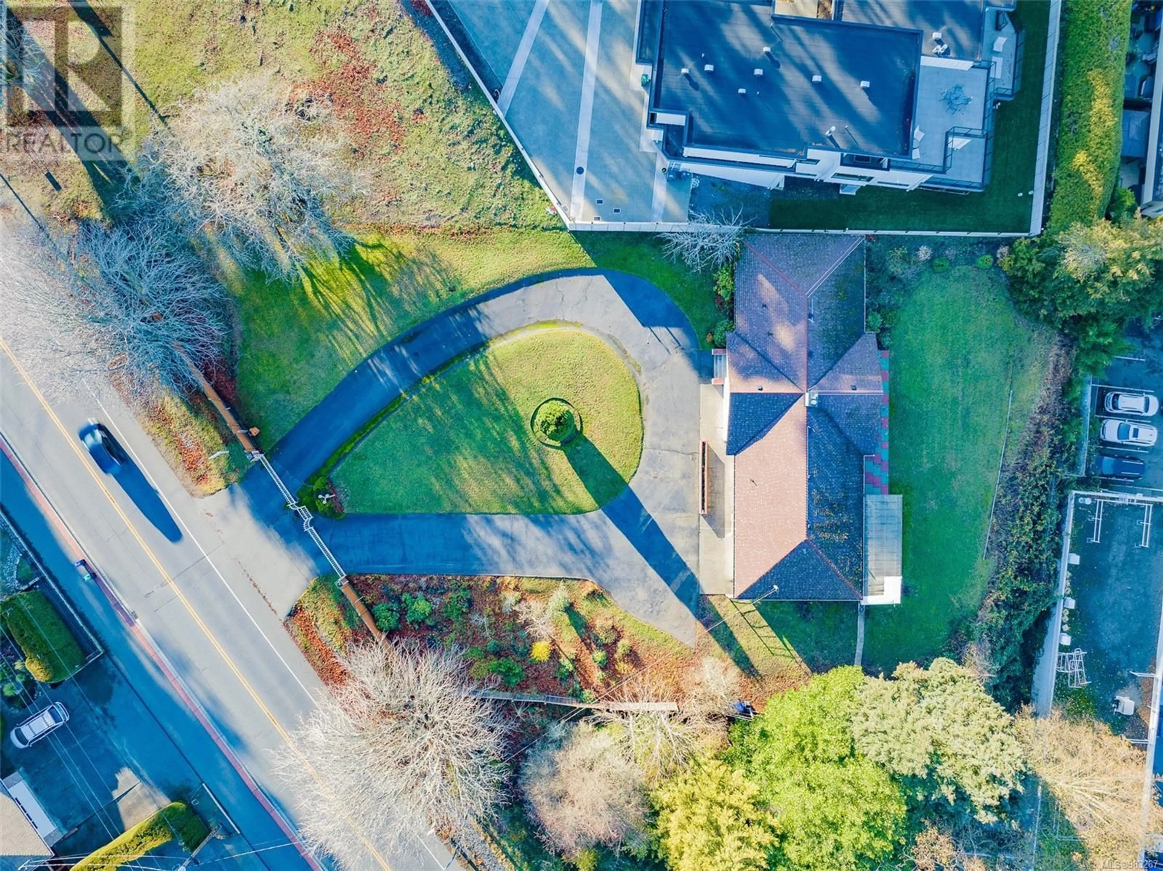 A pic from outside/outdoor area/front of a property/back of a property/a pic from drone, unknown for 441 MEMORIAL AVENUE, Qualicum Beach British Columbia V9K1G8