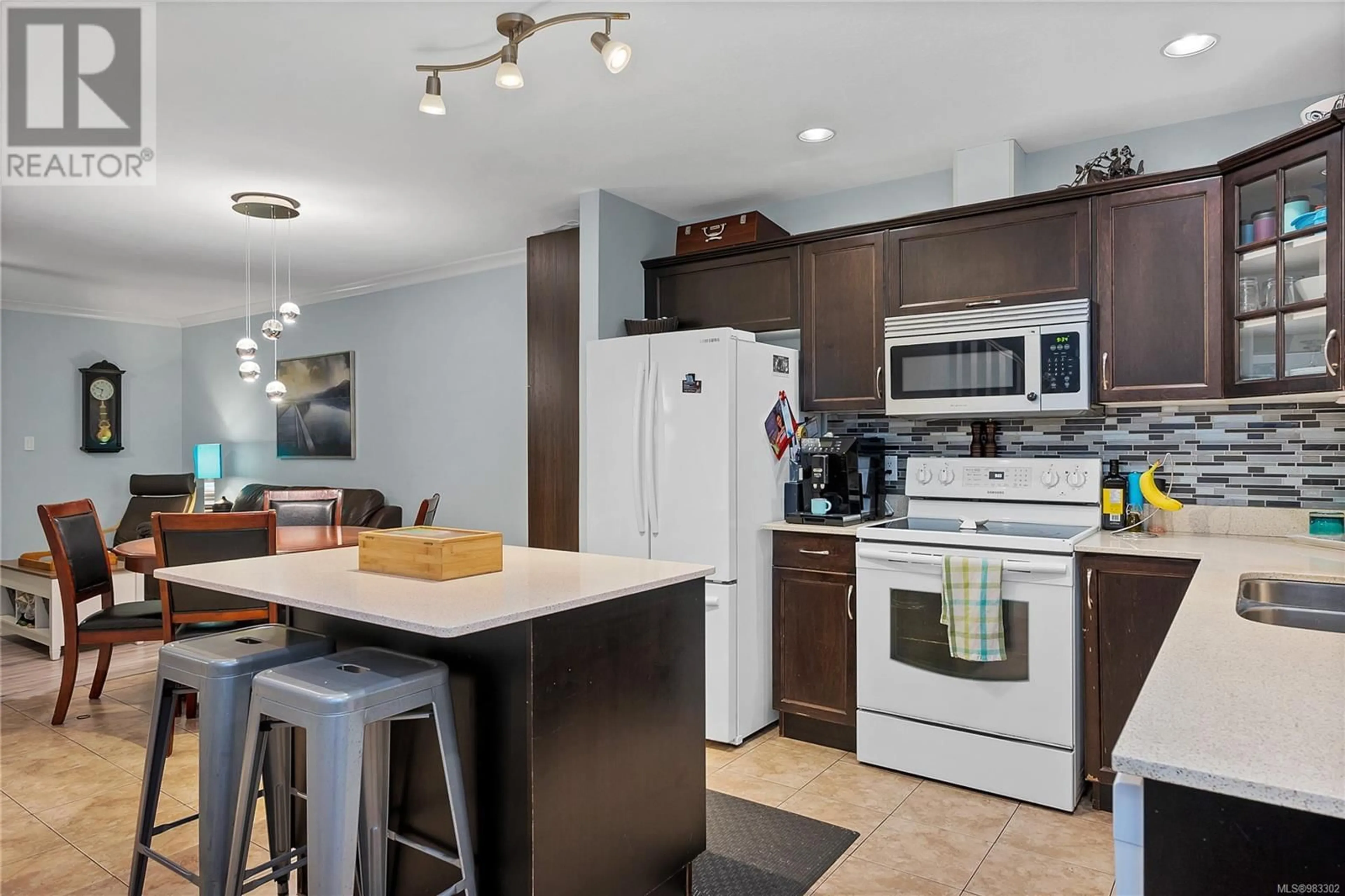 Open concept kitchen, unknown for 3 581 Dogwood St, Campbell River British Columbia V9W2Y4