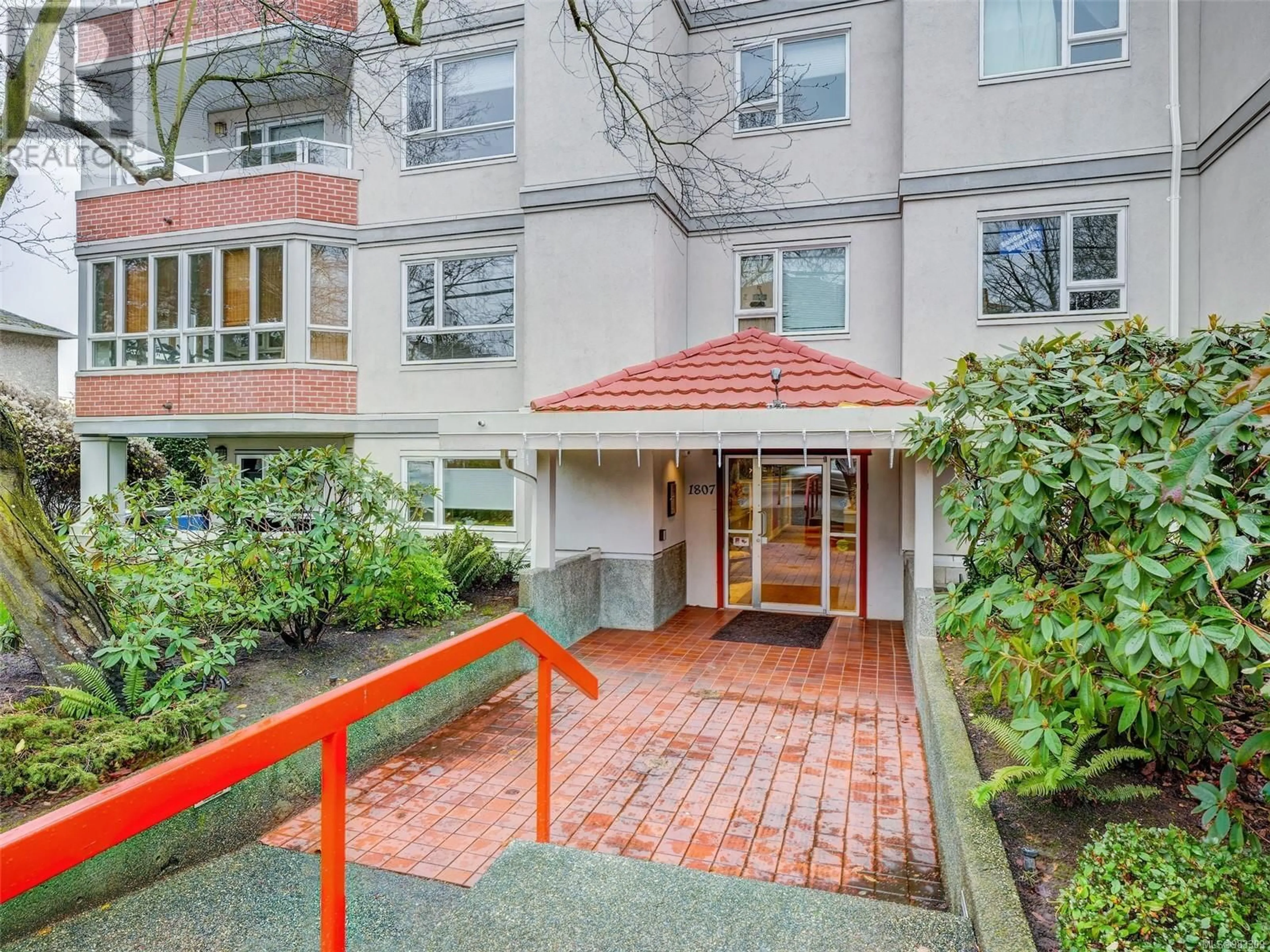 Indoor foyer for 102 1807 Oak Bay Ave, Victoria British Columbia V8R1C1