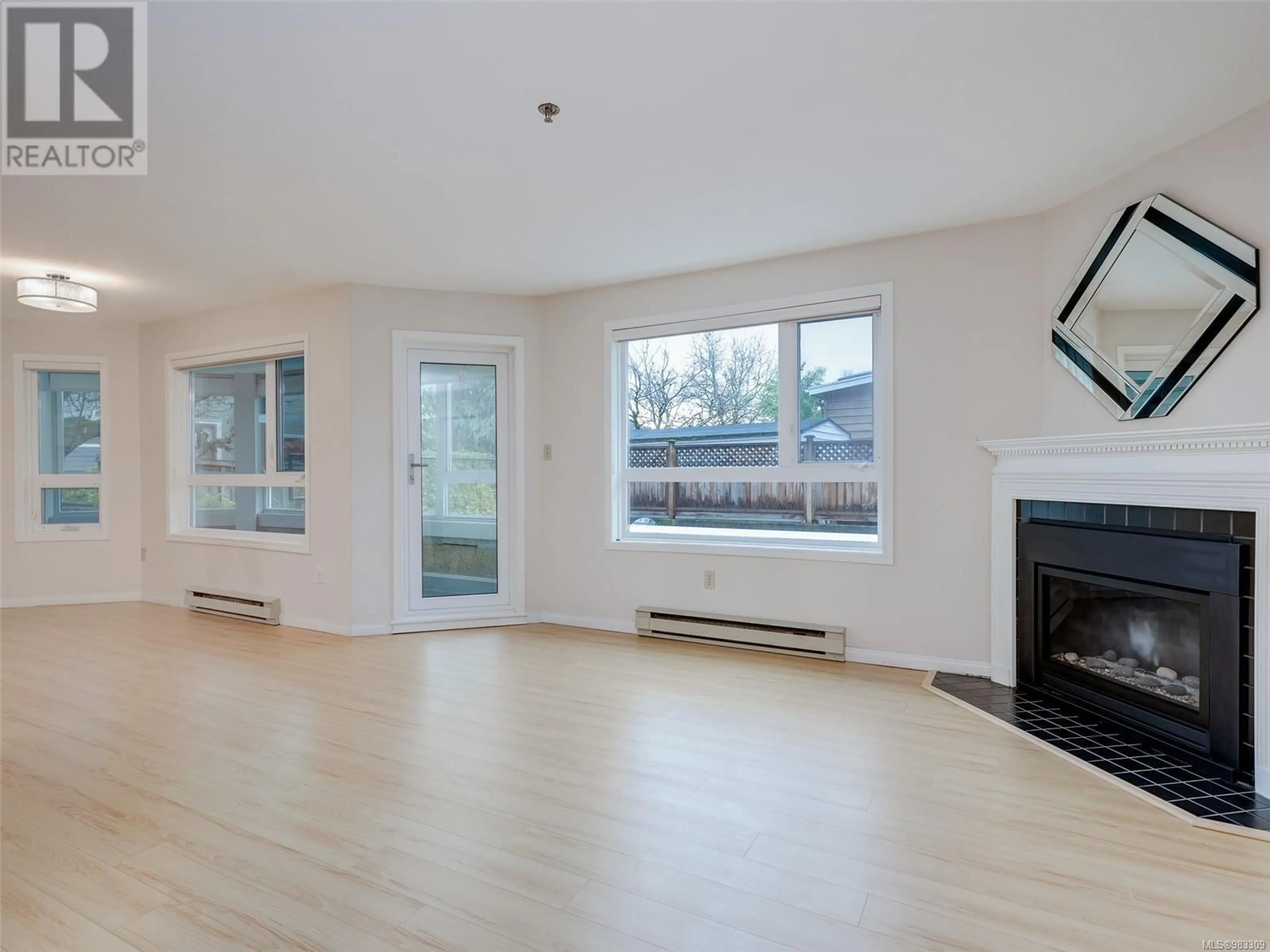 Living room with furniture, wood/laminate floor for 102 1807 Oak Bay Ave, Victoria British Columbia V8R1C1