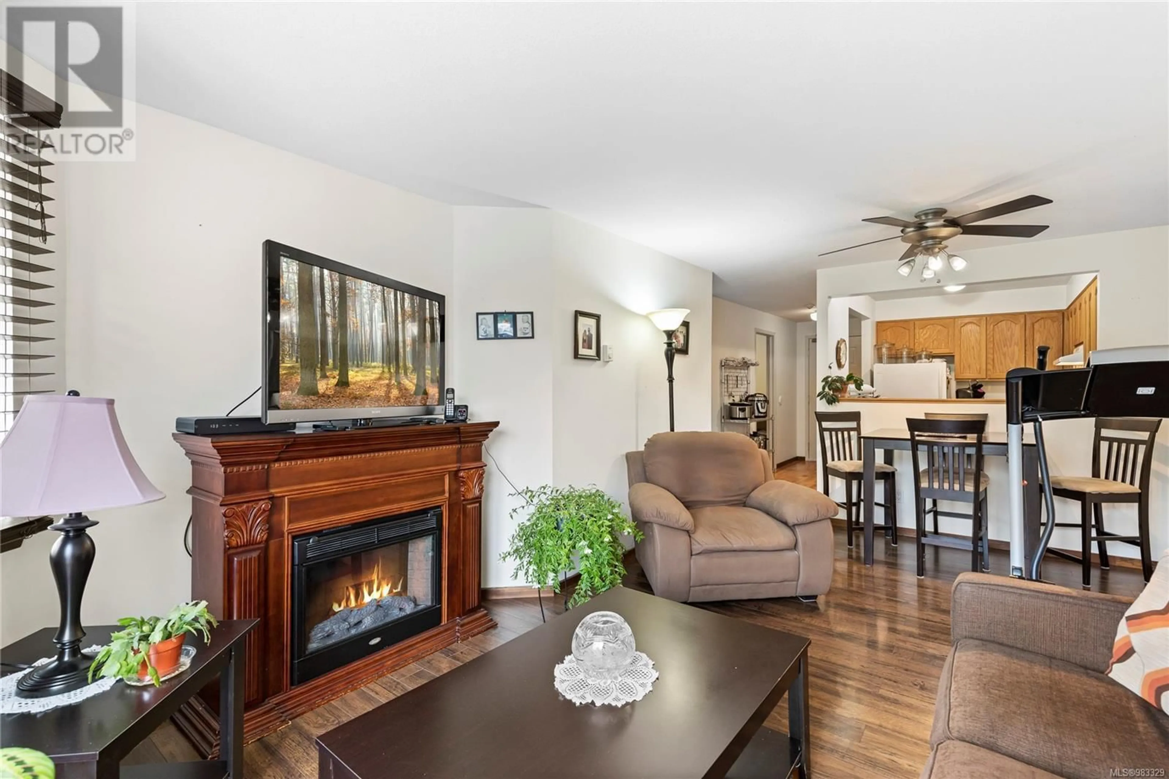 Living room with furniture, wood/laminate floor for 412 30 Cavan St, Nanaimo British Columbia V9R6K3