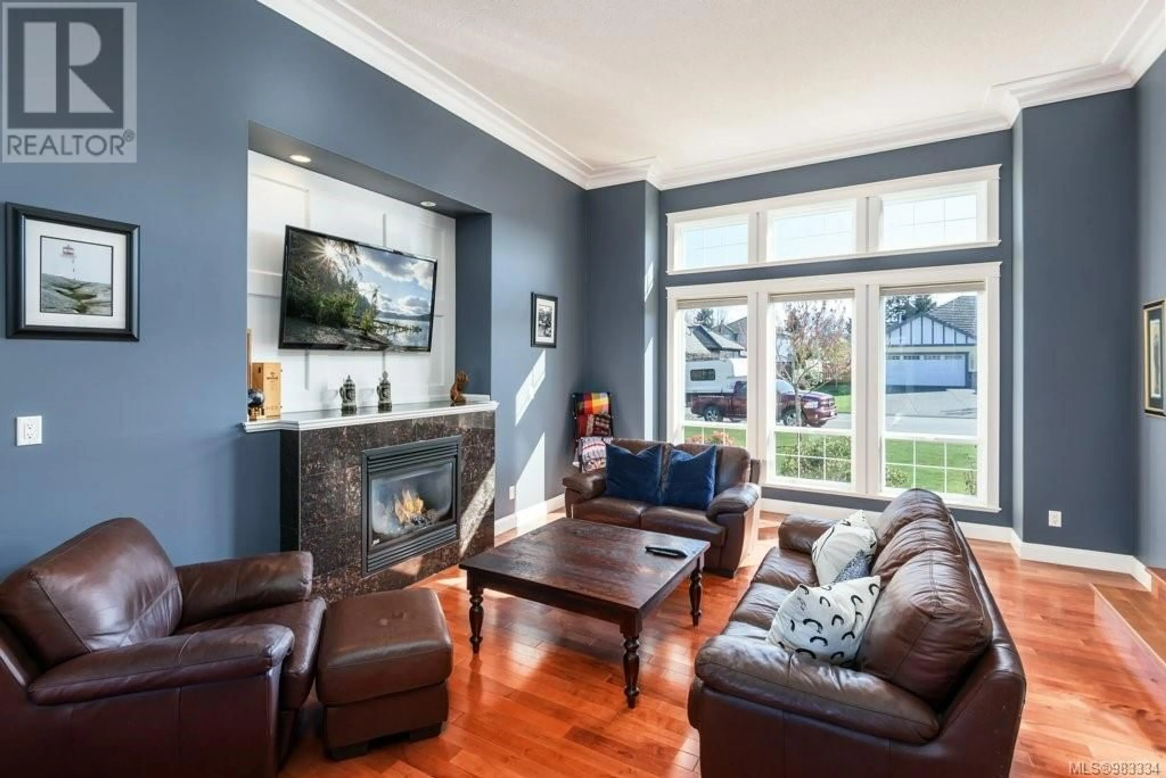 Living room with furniture, unknown for 2055 Sussex Dr, Courtenay British Columbia V9N3R3