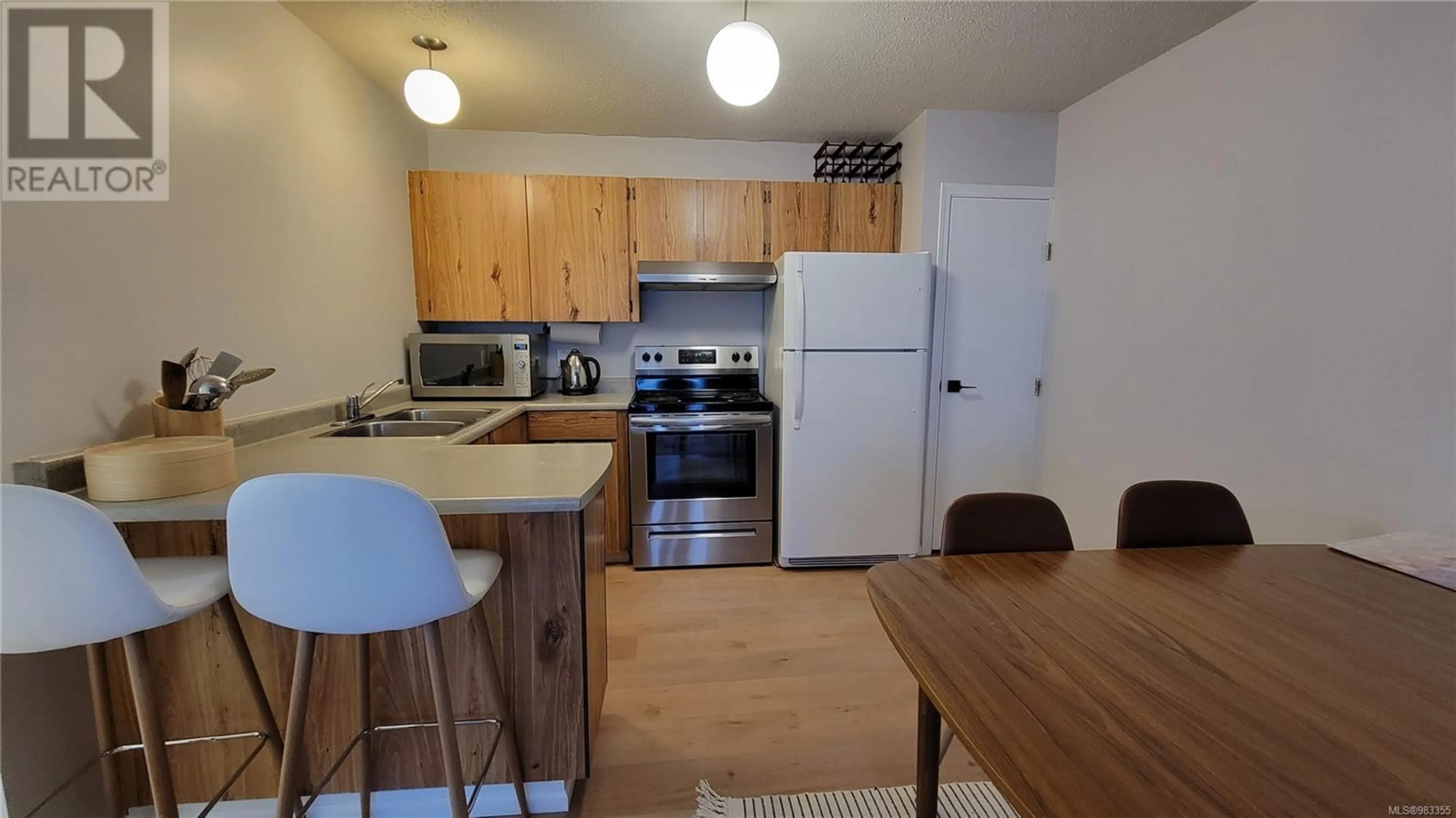 Standard kitchen, wood/laminate floor for 303 695 Castle Crag Cres, Courtenay British Columbia V9J1L0