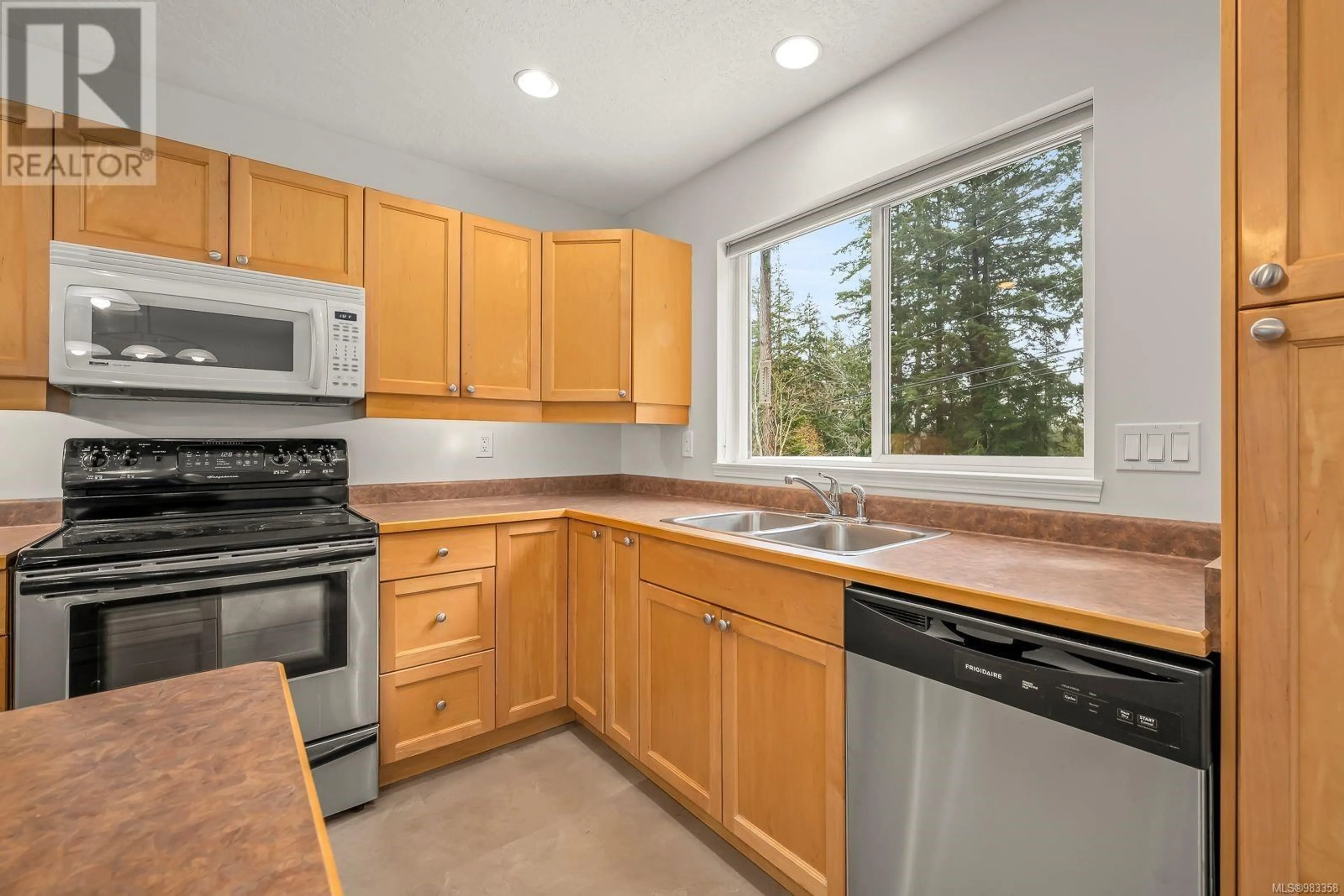 Standard kitchen, ceramic/tile floor for 1048 Lazo Rd, Comox British Columbia V9M3W9