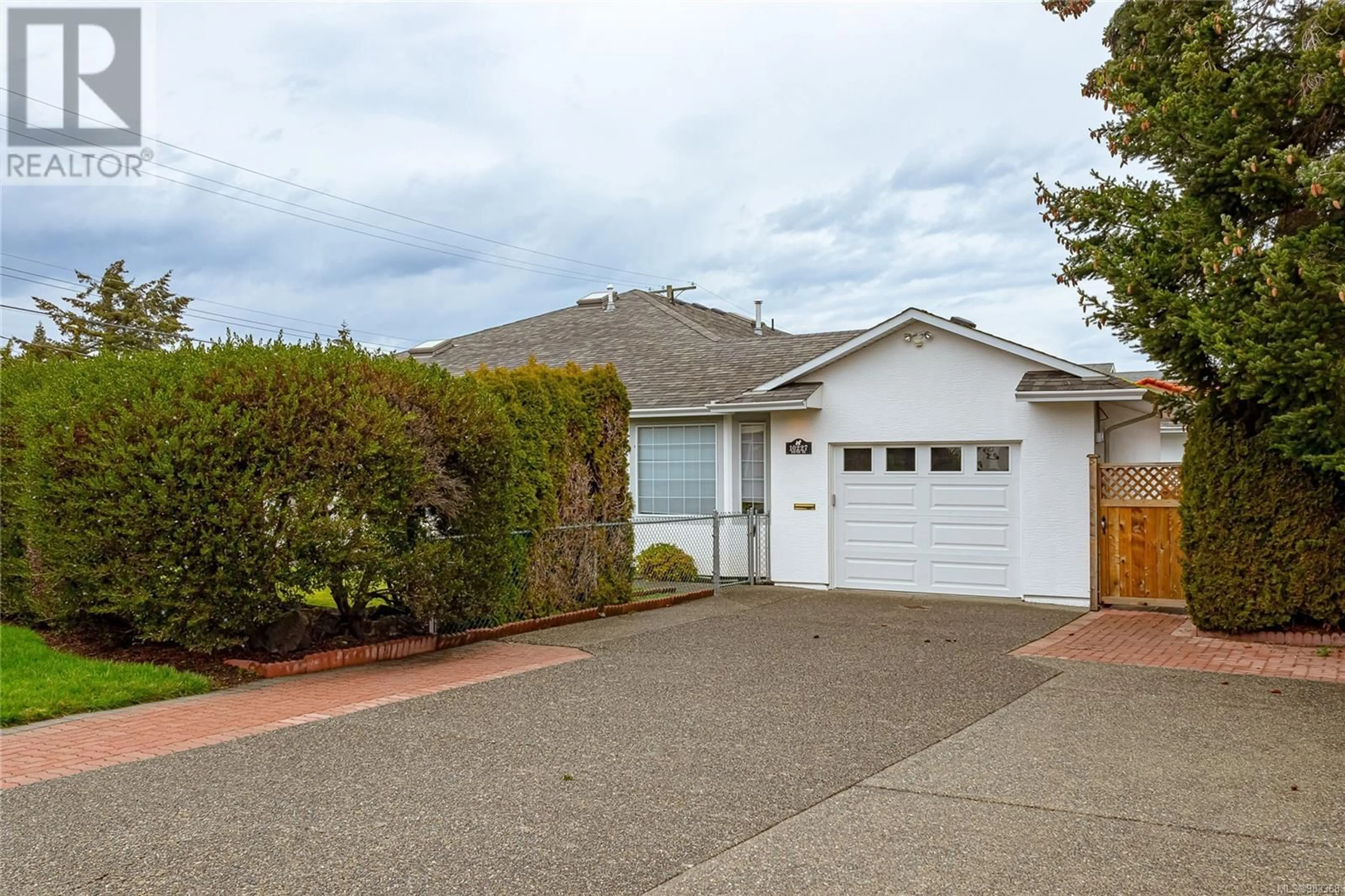 Home with vinyl exterior material, street for 10227 Fifth St, Sidney British Columbia V8L2Y4