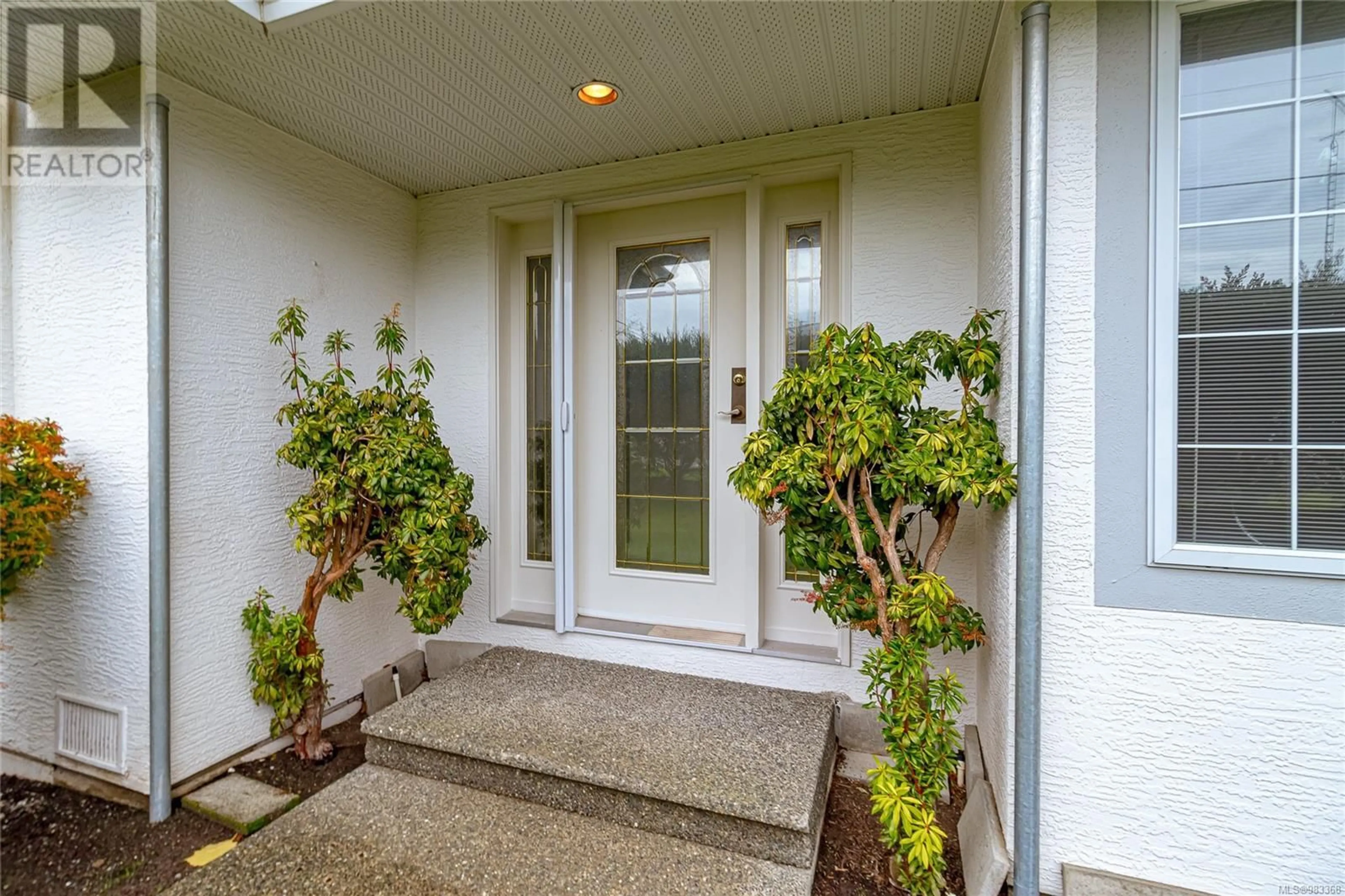 Indoor entryway for 10227 Fifth St, Sidney British Columbia V8L2Y4