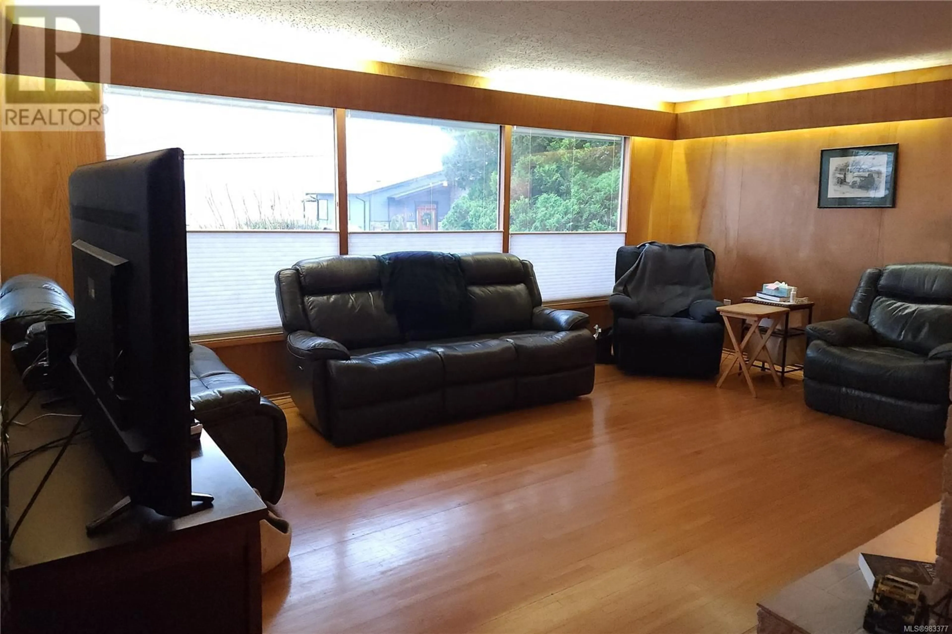 Living room with furniture, wood/laminate floor for 588 Alder St, Campbell River British Columbia V9W2P1