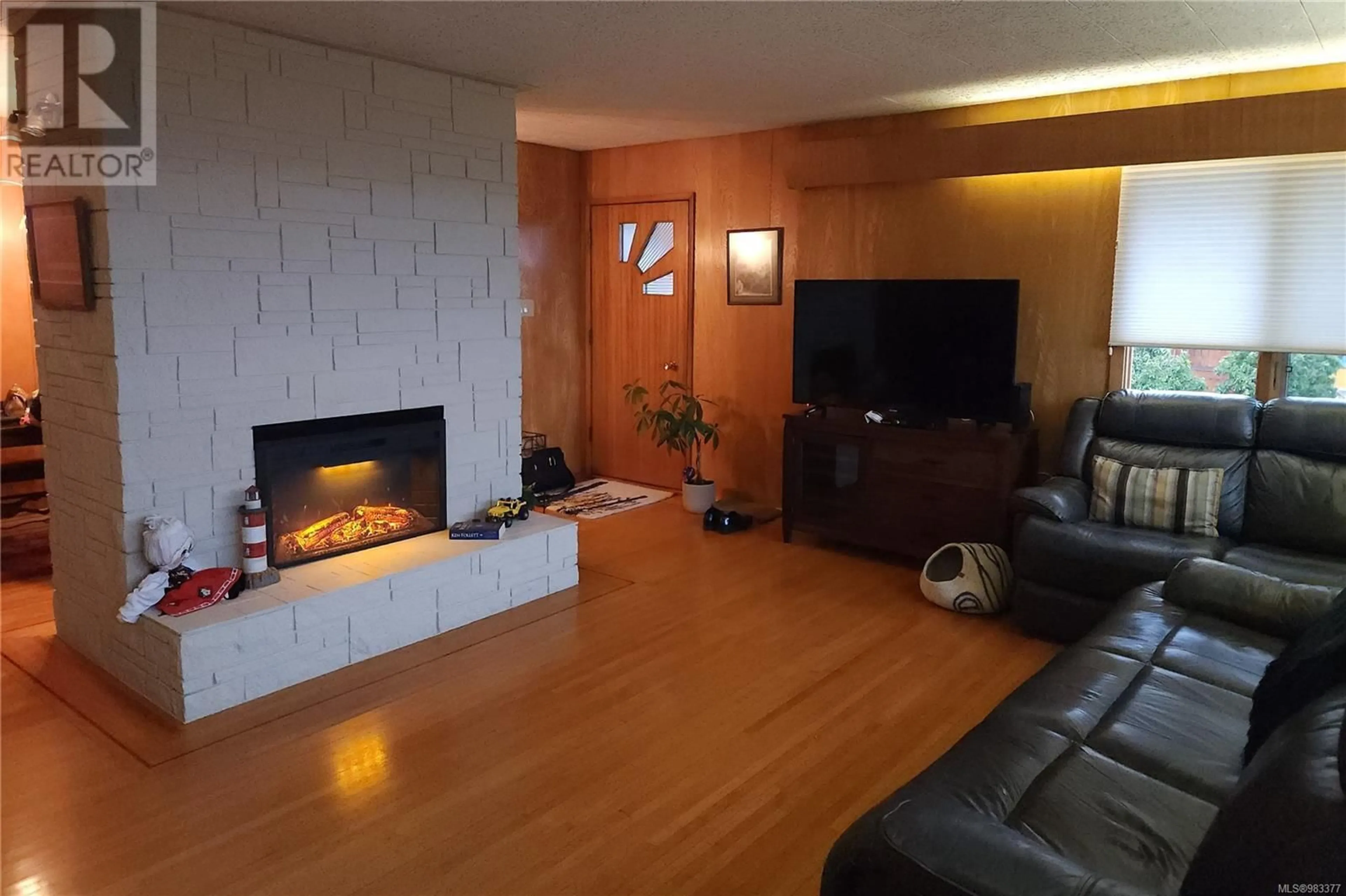 Living room with furniture, wood/laminate floor for 588 Alder St, Campbell River British Columbia V9W2P1