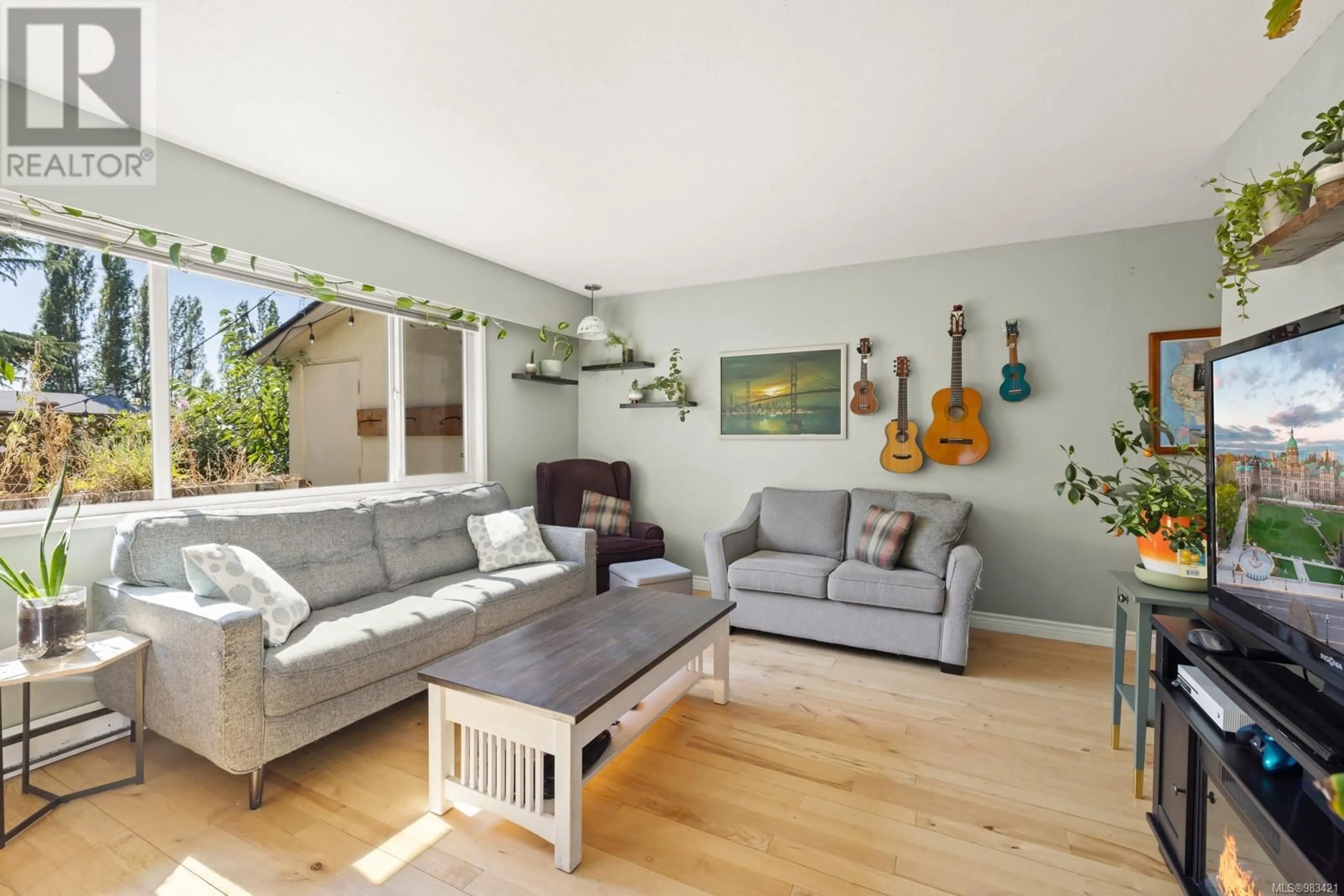 Living room with furniture, wood/laminate floor for 16 3981 Nelthorpe St, Saanich British Columbia V8X3Z2