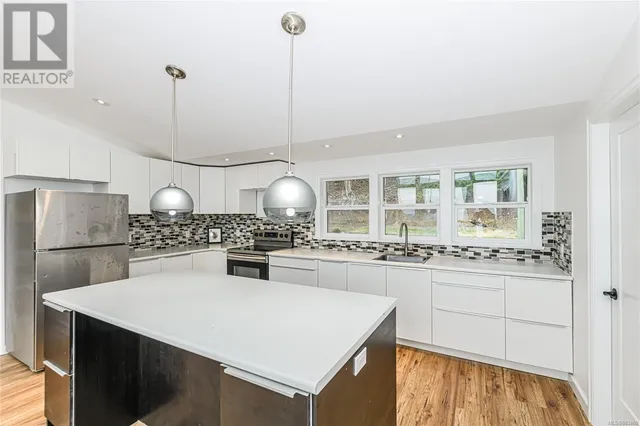 879 RAINBOW ROAD, Salt Spring 4