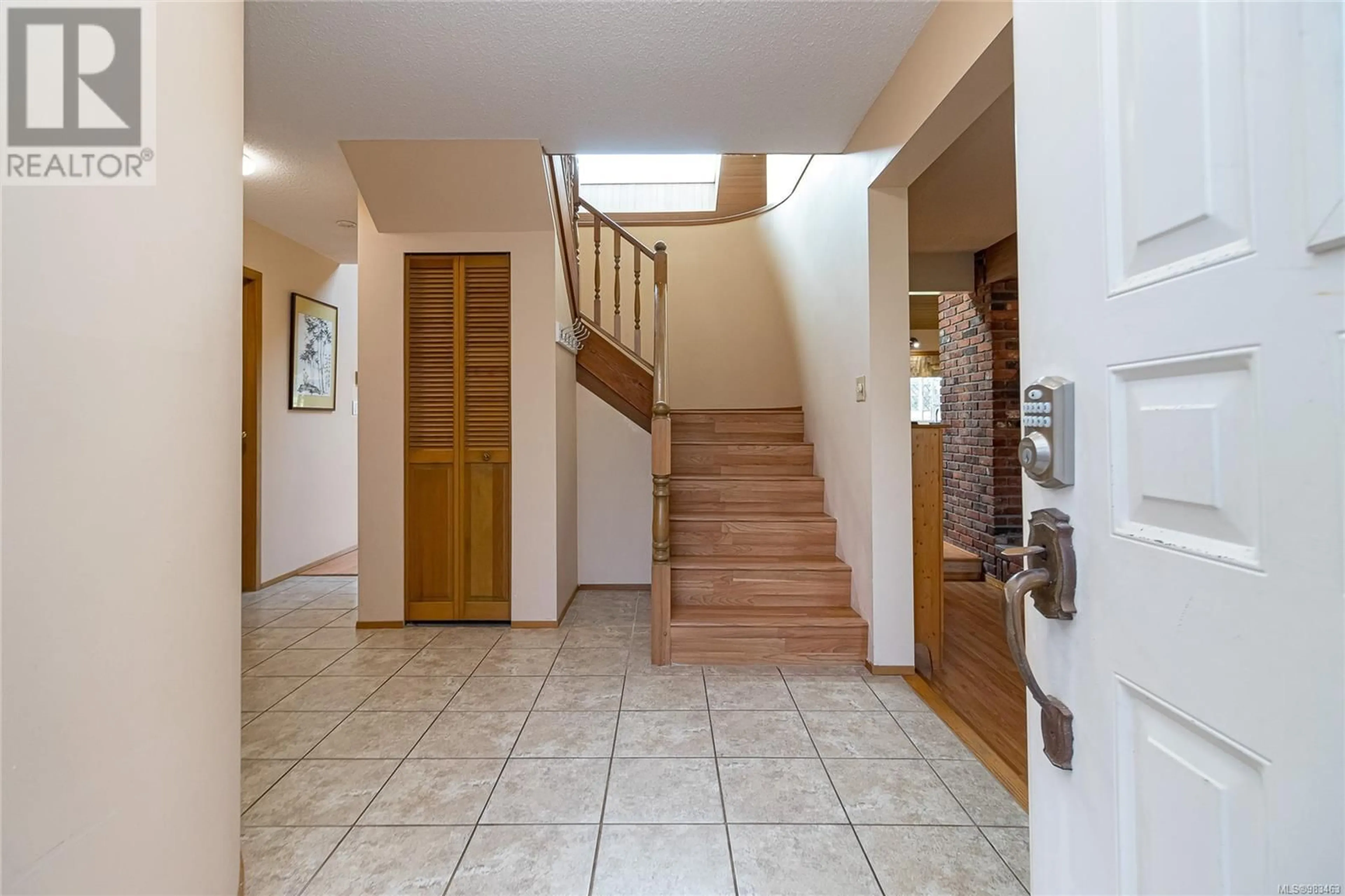 Indoor foyer for 4475 Greentree Terr, Saanich British Columbia V8N3S9