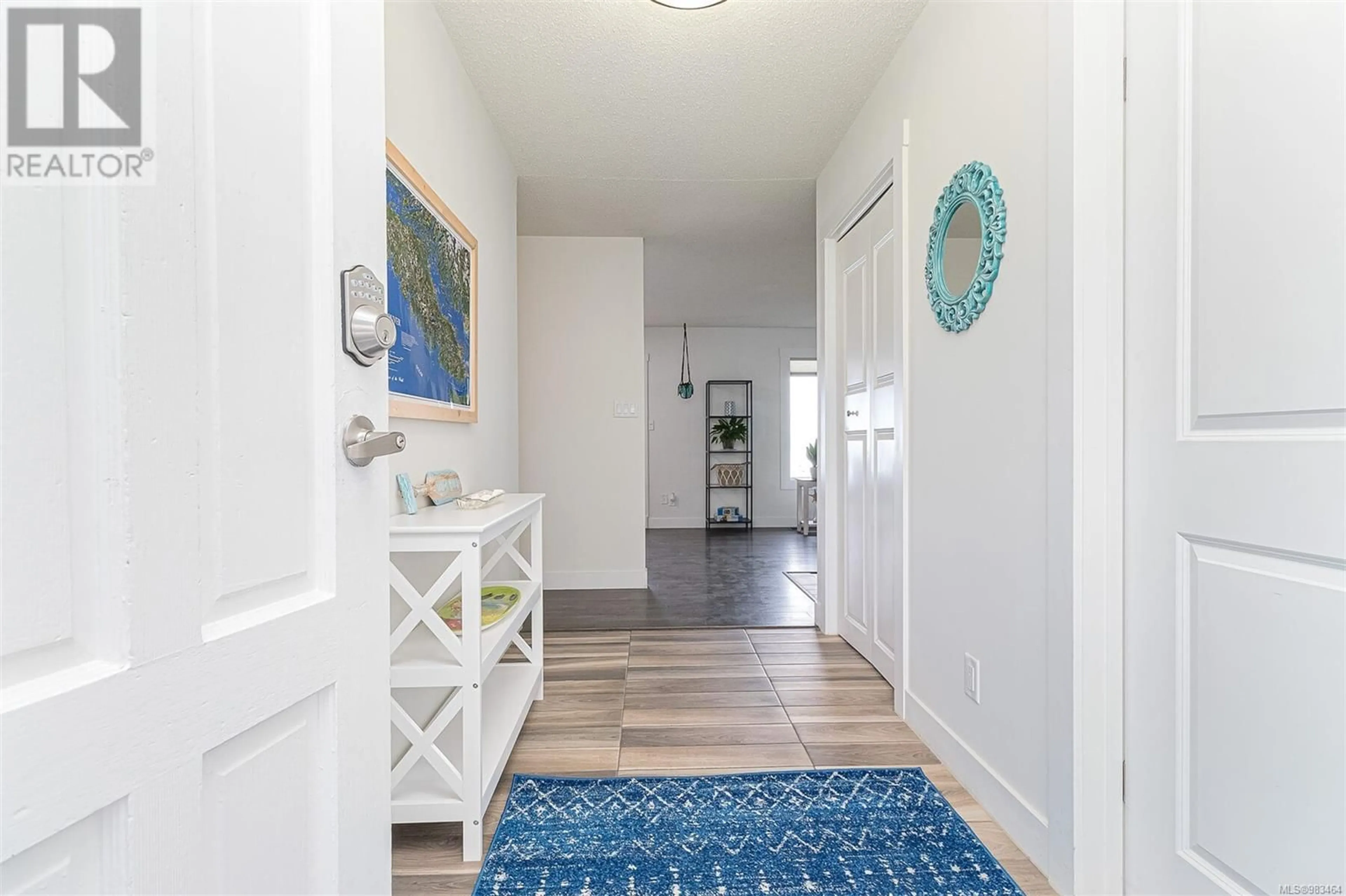 Indoor entryway for 5545 ISLAND HIGHWAY, Qualicum Beach British Columbia V9K2C8