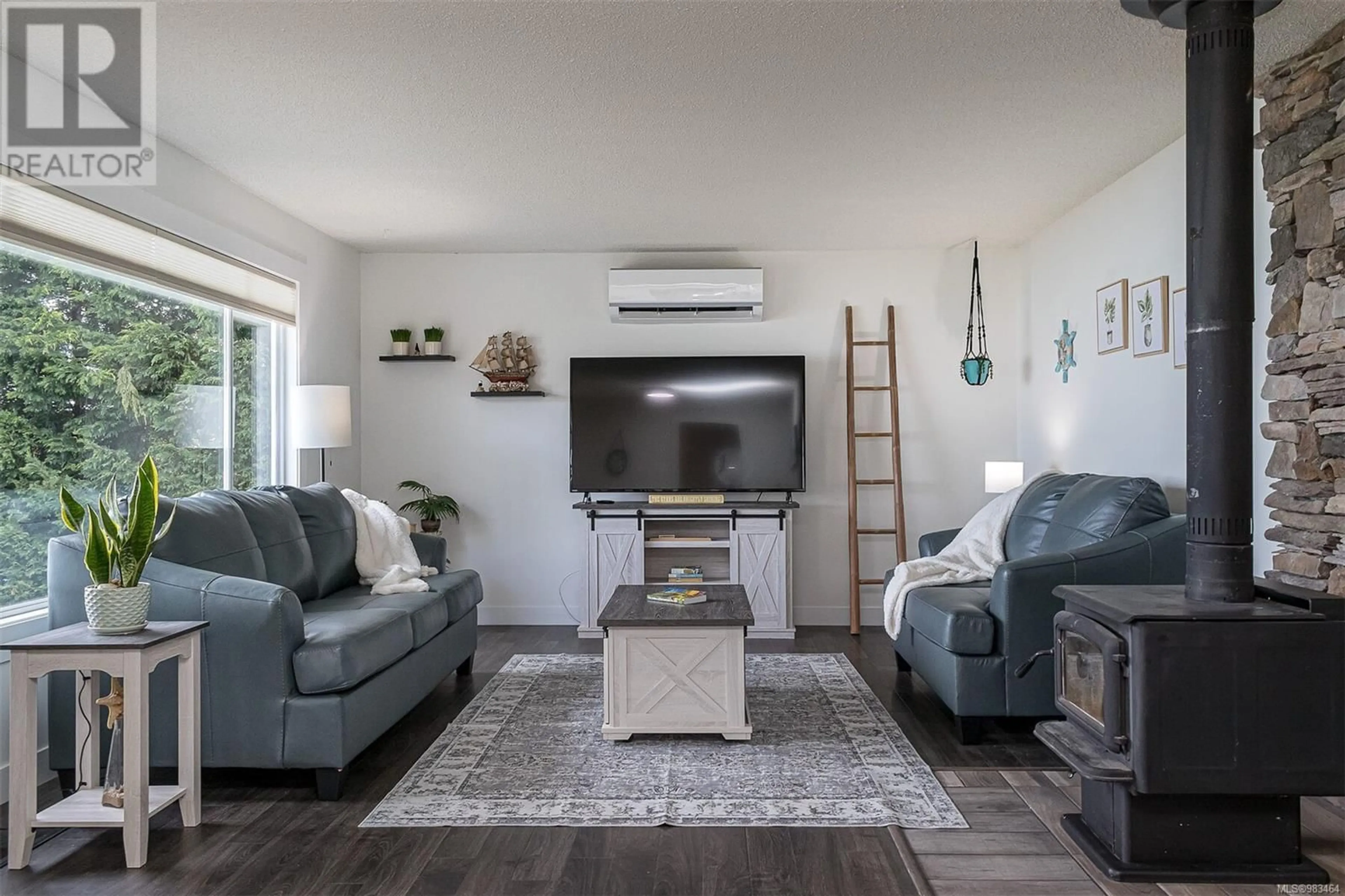 Living room with furniture, unknown for 5545 ISLAND HIGHWAY, Qualicum Beach British Columbia V9K2C8