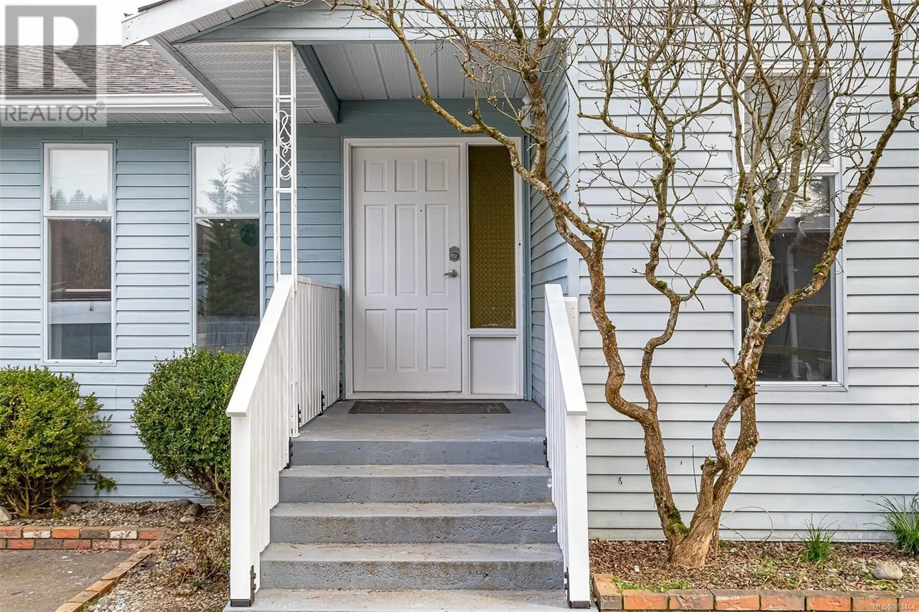 Indoor entryway for 5545 Island Hwy, Qualicum Beach British Columbia V9K2C8